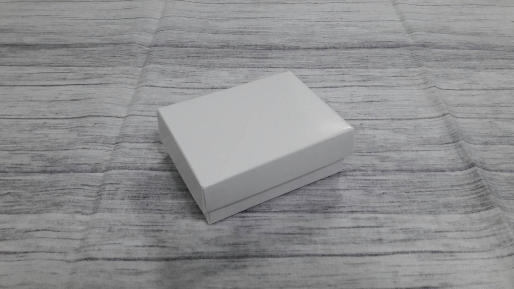 กล่องของขวัญ กล่องฝาครอบ ขนาด 6.5x8.7x3.3 ซม.กล่องของที่ระลึก กล่องอเนกประสงค์ กล่องของใช้ กล่องใส่ผ้าไหม สีขาว ราคา 195 บาท/20 ใบ