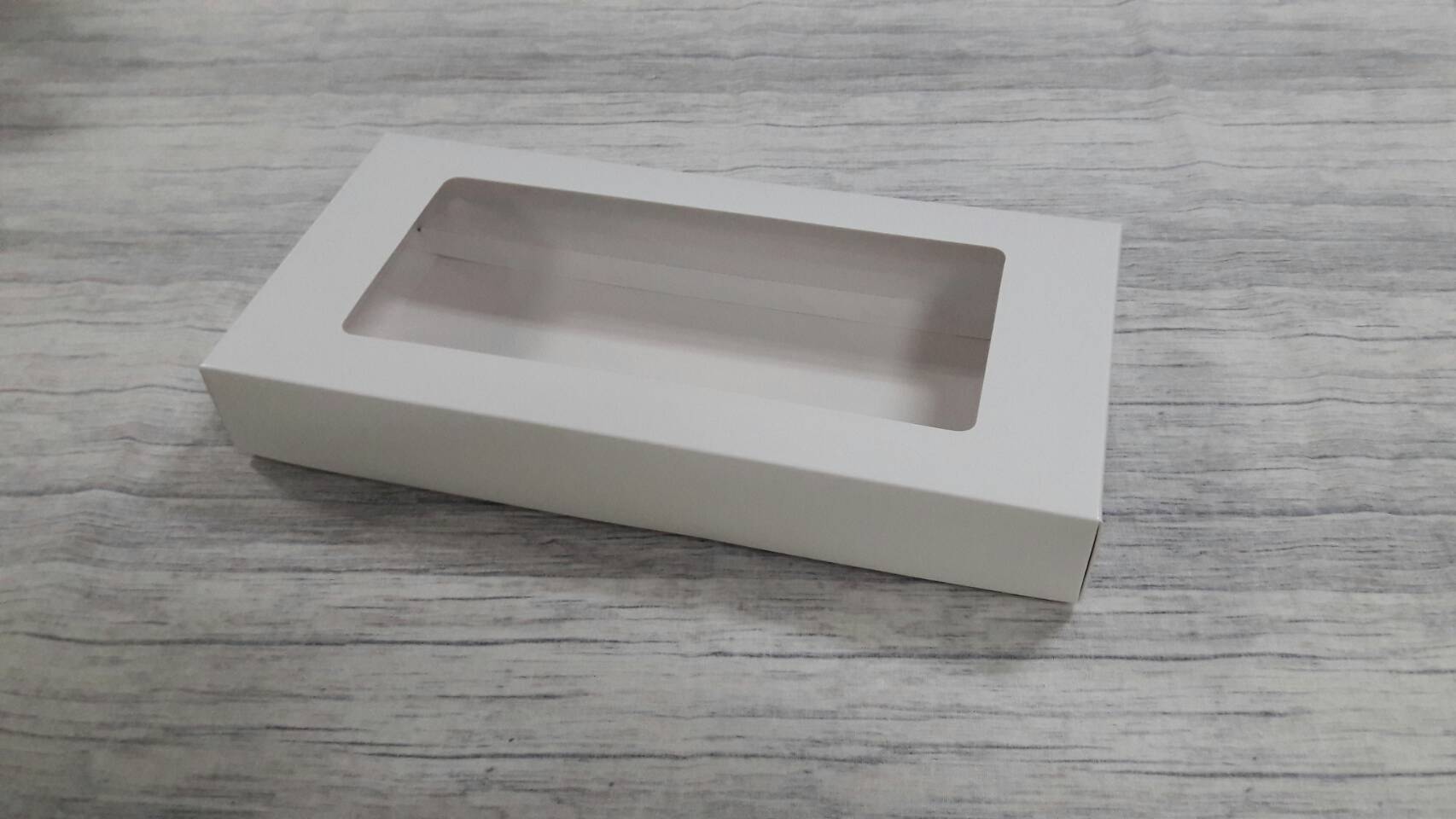 กล่องฝาครอบ กล่องของขวัญ กล่องอเนกประสงค์ กล่องแบบมีฝาครอบ สีขาว ขนาด 14.0x29.5x4.0 cm.(หน้าต่างพลาสติก) ราคา 400 บาท ต่อแพ็ค (20 ใบ)