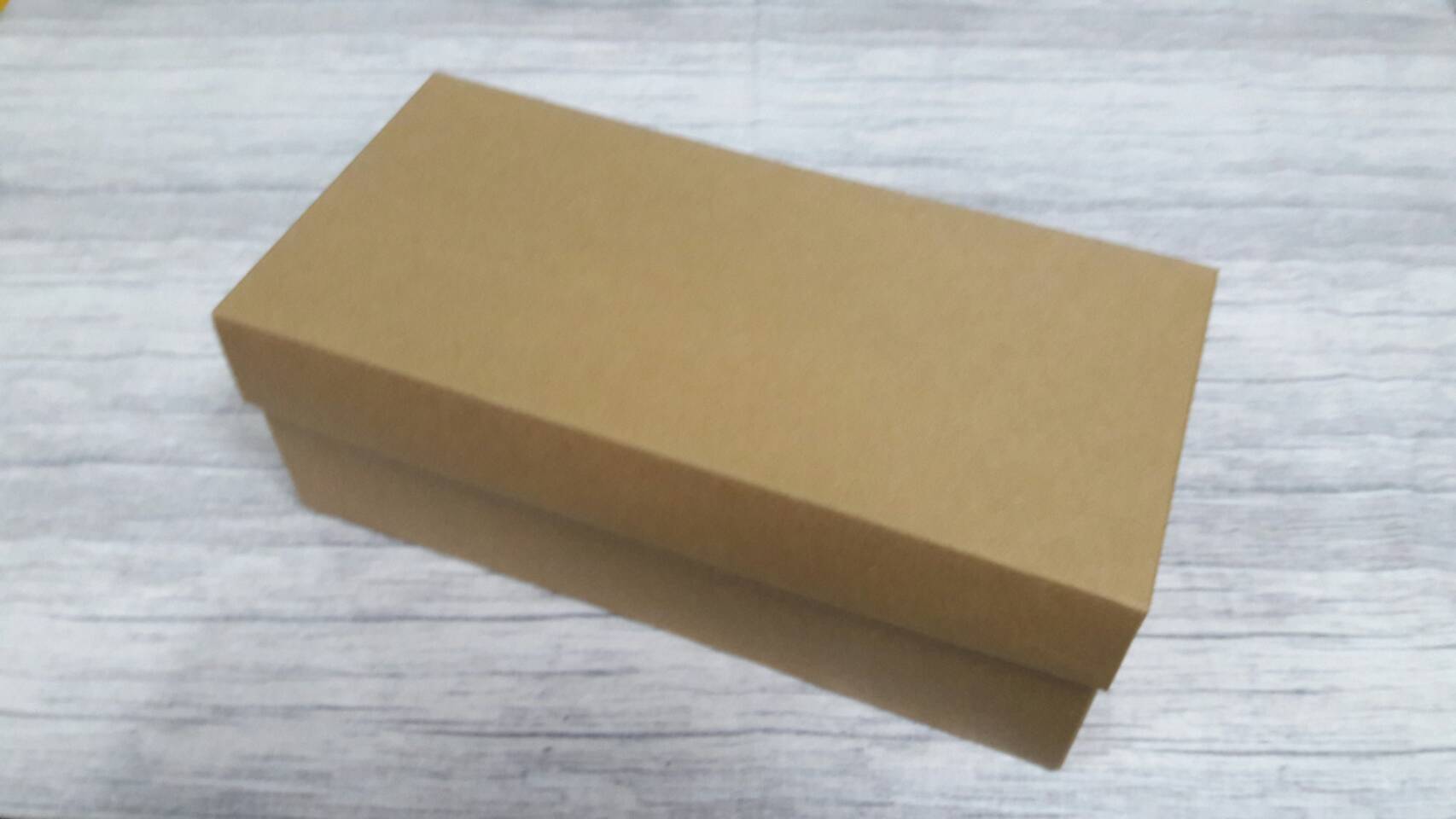 กล่องแบบมีฝาครอบ กล่องอเนกประสงค์ กล่องของขวัญ ขนาด 12x26x 9.5 cm. สีคราฟท์น้ำตาลเข้ม (แบบฝาทึบ) ราคา 515 บาท ต่อแพ็ค (20 ใบ)