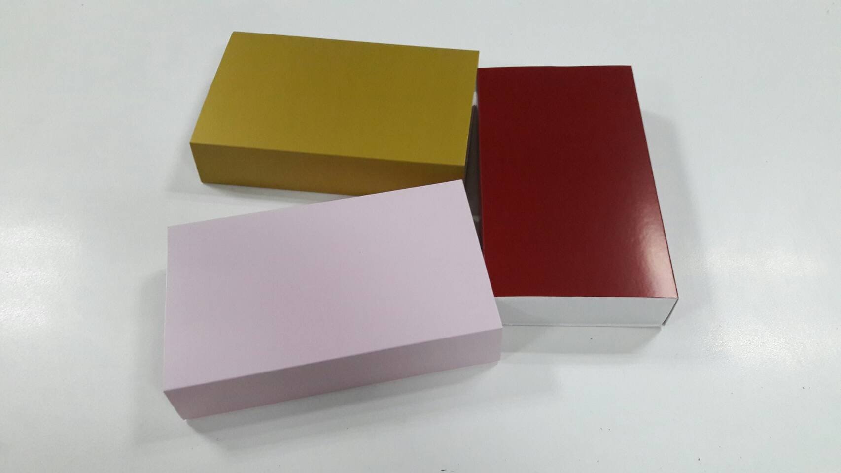 กล่องสไลด์ กล่องของขวัญ กล่องของที่ระลึก กล่องอเนกประสงค์ กล่องของใช้ กล่องฝาสไลด์สีแดงเข้ม ขนาด 12.5x21.5x4.0 ซม. ราคา 375 บาท (20 ใบ ต่อแพ็ค)