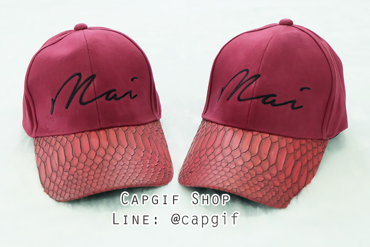 หมวกแก๊ปแดงปีกลายหนังงูสีแดงปักชื่อ