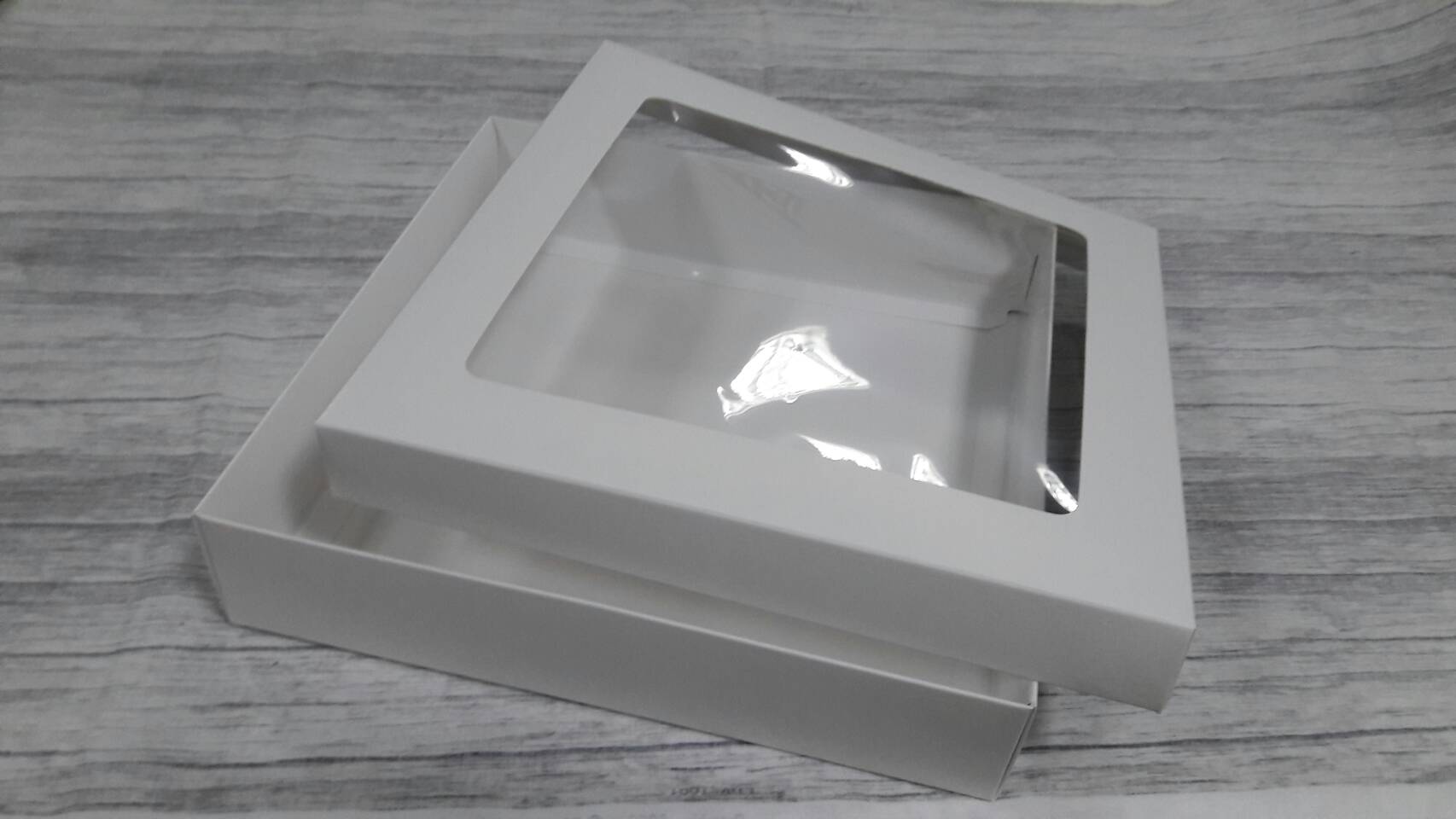 กล่องของขวัญ กล่องแบบมีฝาครอบ กล่องอเนกประสงค์ ขนาด 24x24x5 ซม. สีขาว แบบมีหน้าต่างพลาสติก ราคา 560 บาท ต่อแพ็ค (20 ใบ)