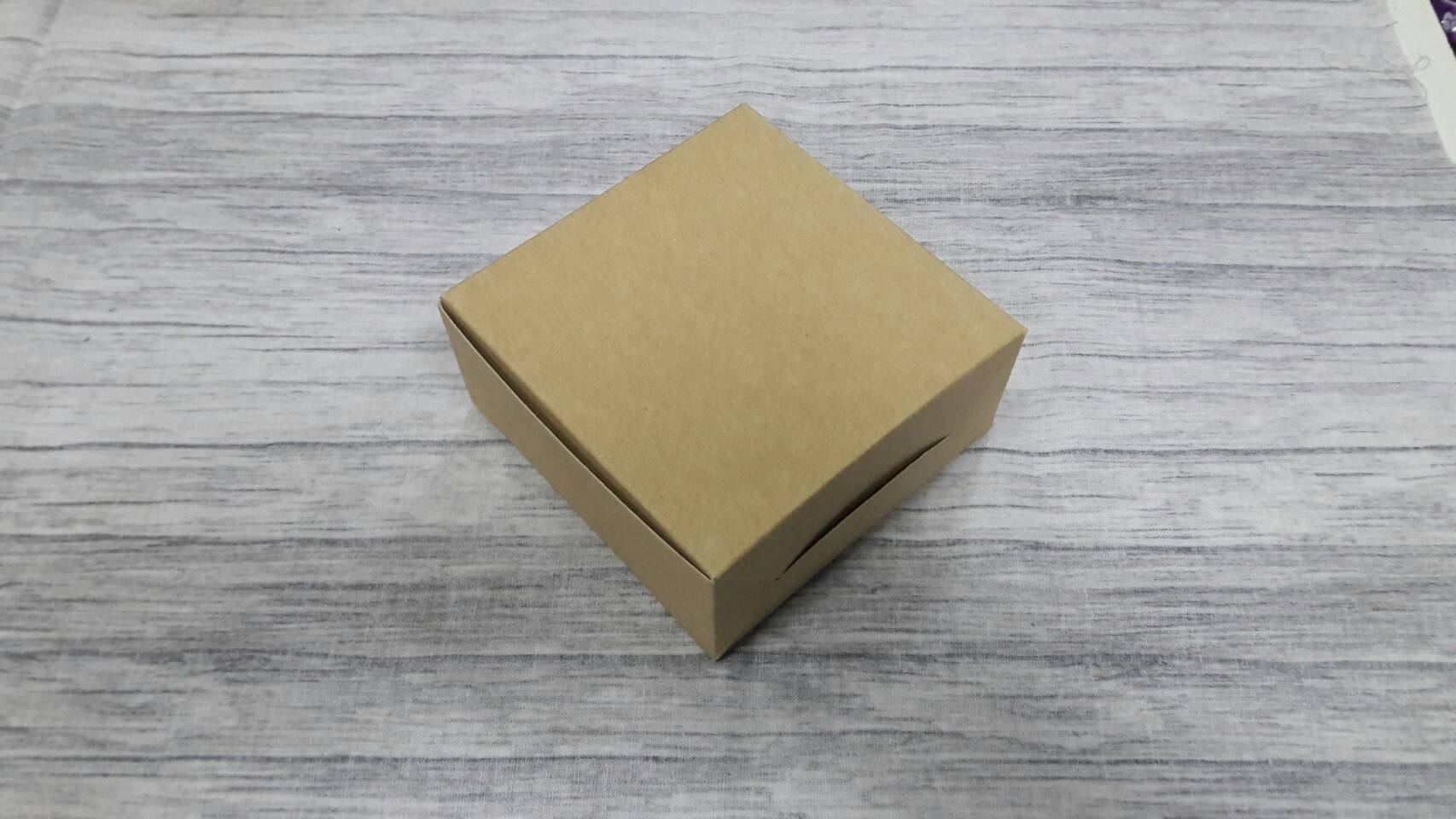 กล่องสแน็ค กล่องเค้ก กล่องขนม ขนาด 10.0 x 10.0 x 4.7 ซม. Snack Box กล่องอาหารว่าง กล่องคอฟฟี่เบรค สีคราฟท์น้ำตาลอ่อน ราคา 75 บาทต่อแพ็ค(20ใบ)