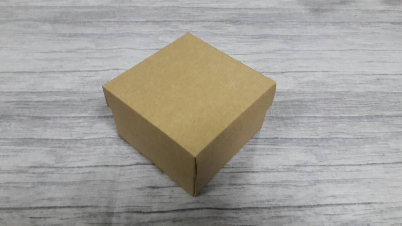 กล่องของขวัญ กล่องฝาครอบ ขนาด 9*9*5.7 ซม.กล่องของที่ระลึก กล่องอเนกประสงค์ กล่องของใช้ กล่องใส่ผ้าไหม สีคราฟท์น้ำตาลอ่อน ราคา 255 บาท/20 ใบ