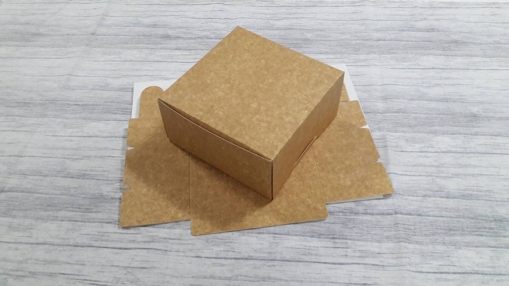 กล่องขนม กล่องสแน็ค Snack Box ขนาด 15.0x15.0x7.6 ซม.สีคราฟท์น้ำตาลอ่อน (CKB) (ฝาทึบ) กล่องคัพเค้ก 4 ชิ้น (แบบไม่มีฐานรอง) กล่องเค้กครึ่งปอนด์ ราคาแพ็คละ 150 บาท (รวม 20 ใบ)