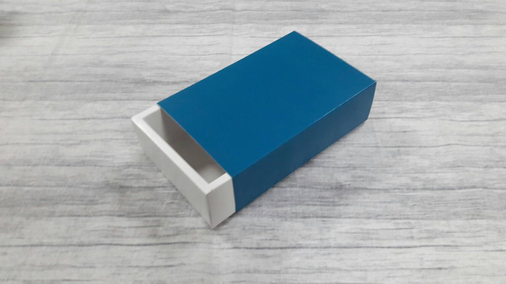 กล่องสไลด์ กล่องของขวัญ กล่องของที่ระลึก กล่องอเนกประสงค์ กล่องแบบฝาสไลด์ สี teal blue color (สีฟ้านกเป็ดน้ำ) ขนาด 11.4 x 17.4 x5.0 ซม. ราคา 340 บาท (20 ใบ ต่อแพ็ค)