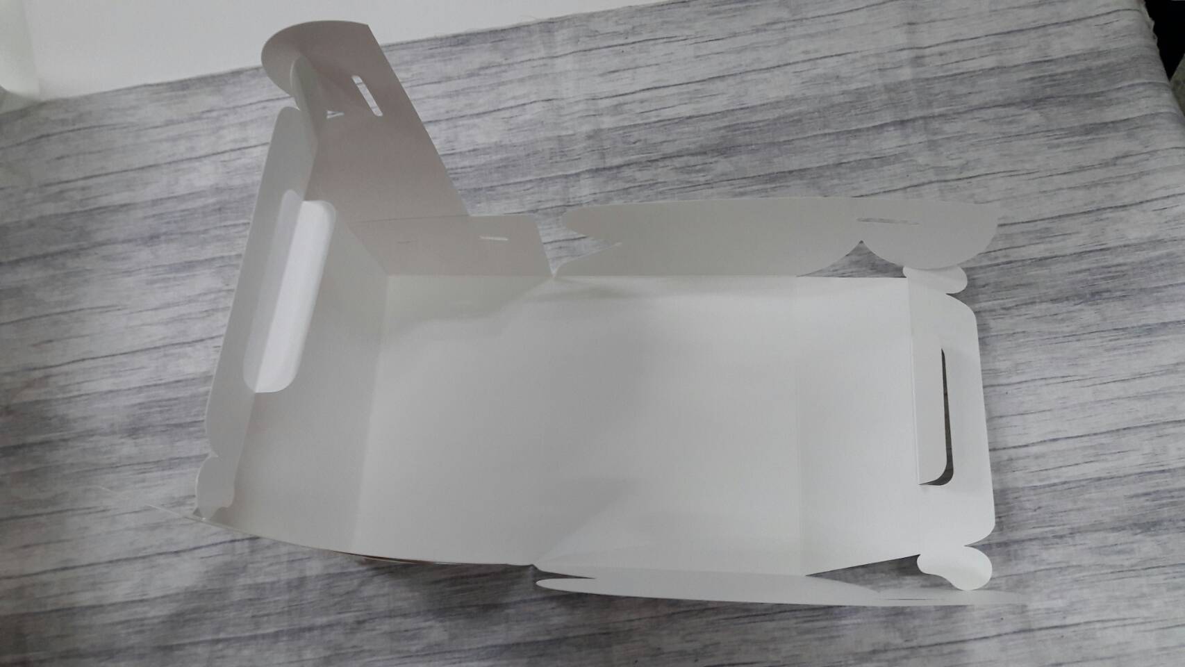 กล่องหูหิ้ว กล่องอเนกประสงค์ กล่องคุ๊กกี้ กล่องขนม กล่องของขวัญ ขนาด 12 x 20 x สูง 17 ซม.สีขาว ราคา 290 บาทต่อแพ็ค (20ใบ)