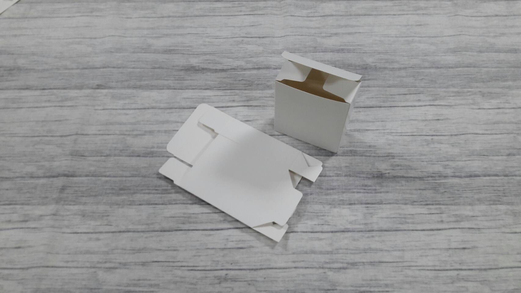 กล่องอเนกประสงค์ กล่องของขวัญ กล่องเครื่องสำอางค์ กล่องขนม กล่องสบู่ สีขาว แบบทรงฝาปิดเปิด ก้นขัด ขนาด 7.5x3.0x9.0 ซม. (กระดาษหนา 350 แกรม) ราคา 250 บาทต่อแพ็ค(50 ใบ)