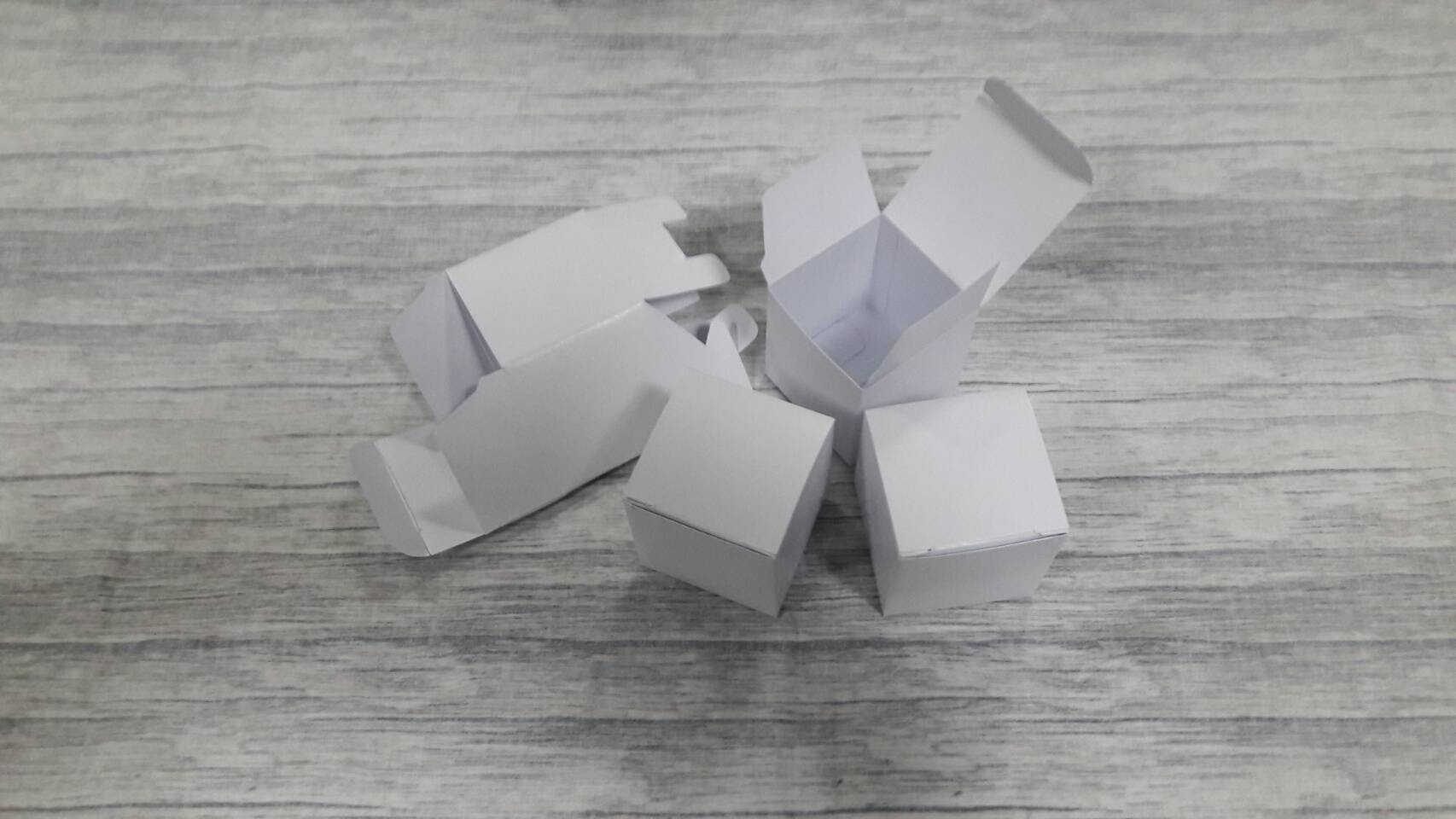 กล่องเอนกประสงค์ แบบทรงฝาปิดเปิด ท้ายก้นขัด กล่องของขวัญ กล่องเครื่องสำอางค์ สีขาว ขนาด 5x5x5.5 ซม. ราคา 175 บาทต่อแพ็ค(50 ใบ) กระดาษหนา 230 แกรม