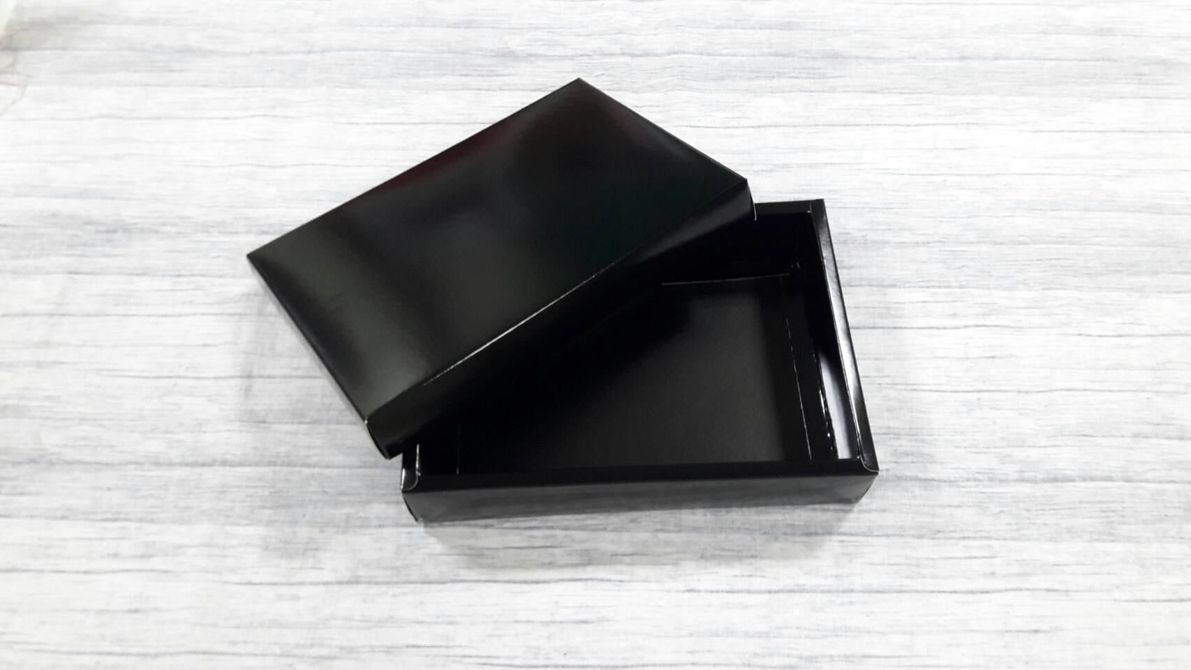 กล่องของขวัญ กล่องฝาครอบ กล่องอเนกประสงค์ กล่องของที่ระลึก ขนาด 16.2x22.5x4.5 ซม.สีดำ เคลือบอาบเงา (แบบฝาทึบ) ราคา 410 บาทต่อแพ็ค (20 ใบ)