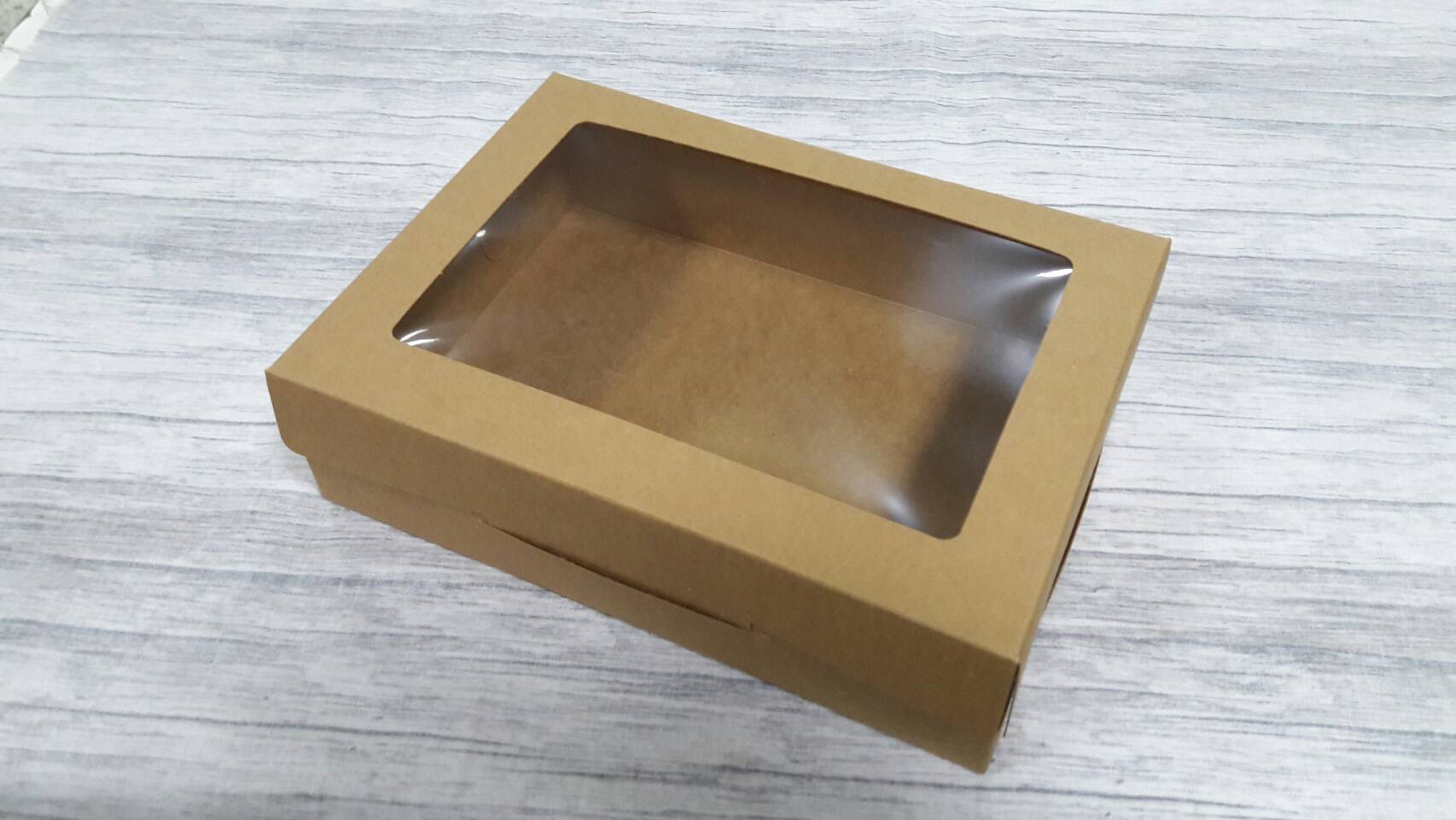 กล่องขนม กล่องบราวนี่ กล่องขนมเปี๊ยะ กล่องอเนกประสงค์ ขนาด 17.0x23.5x6.5 ซม.สีคราฟท์น้ำตาลเข้ม (มีหน้าต่างพลาสติก) ราคา 280 บาท ต่อแพ็ค(20ใบ)
