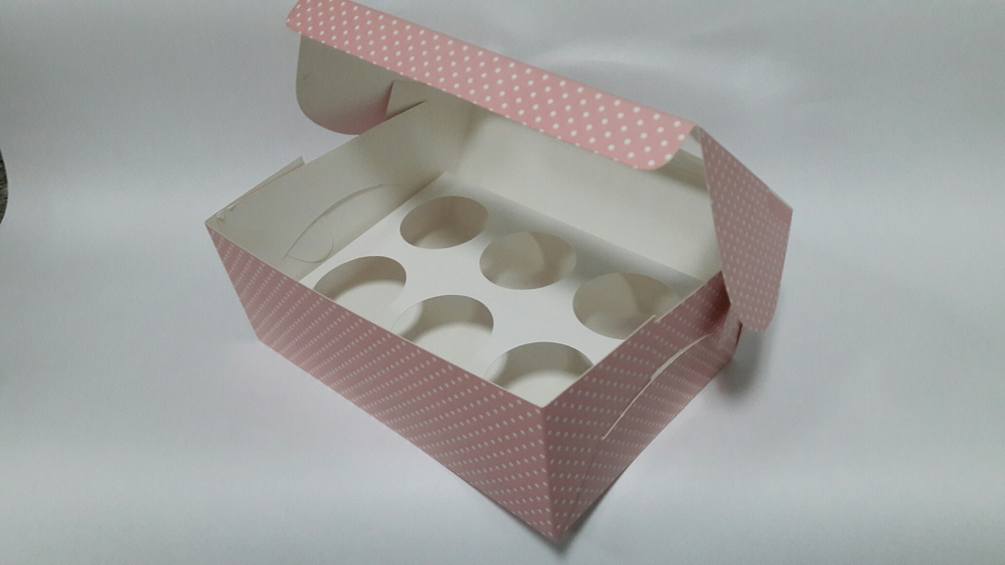 กล่องคัพเค้ก กล่องคัพเค้ก 6 ชิ้น สีลายชมพูจุด (แบบมีหน้าต่างพลาสติก) พร้อมฐานรองคัพเค้ก 6 ช่อง (ขนาดช่องกว้าง 5.5 ซม.) ราคา 375 บาทต่อแพ็ค (20ใบ)