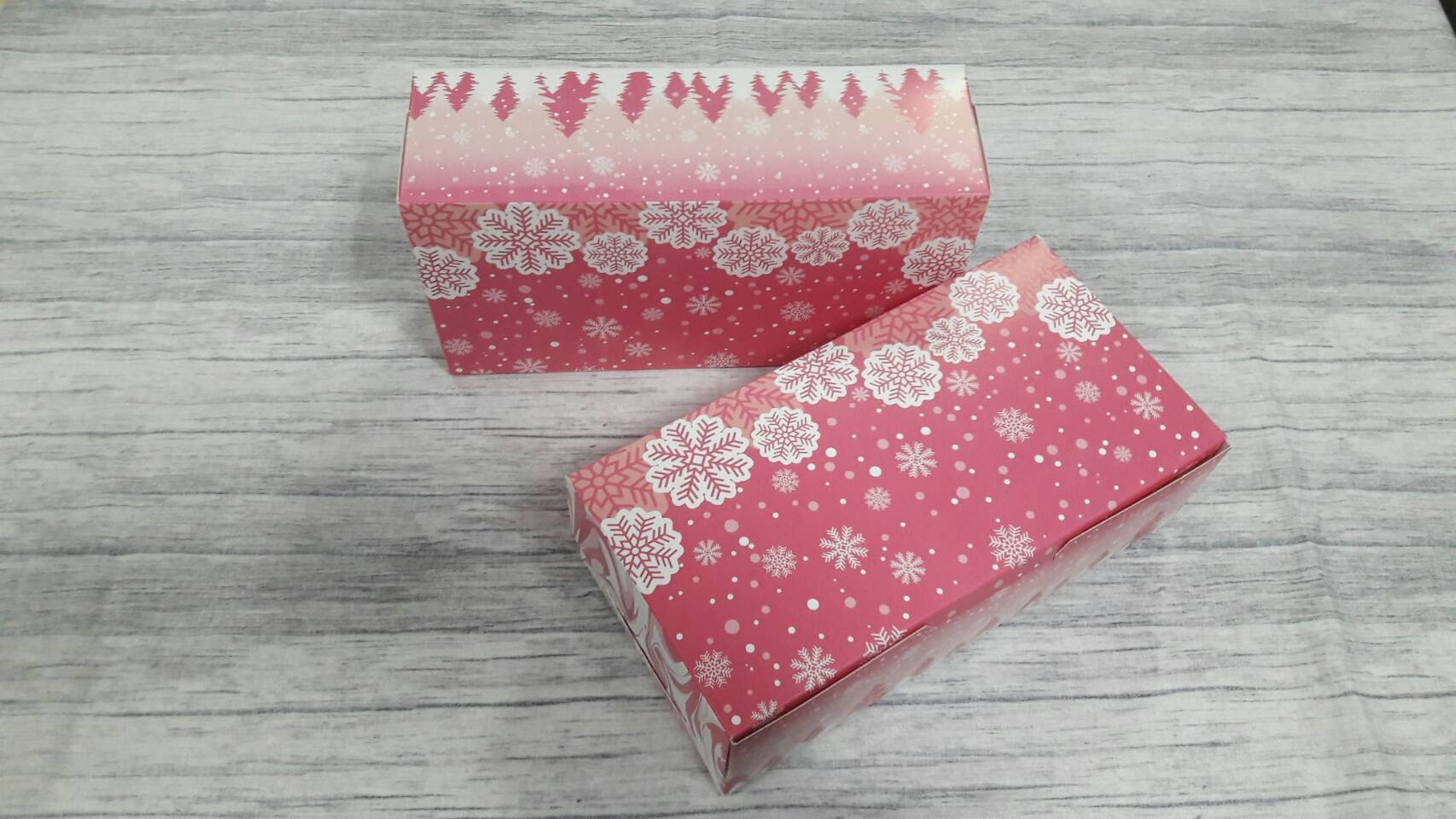 กล่องขนม กล่องเค้ก กล่องคัพเค้ก กล่องชิฟฟ่อน กล่องช้อคโกแล็ต กล่องคุ๊กกี้ กล่องอเนกประสงค์ ขนาด 10.5x20.5x6.5 ซม.ไม่มีหน้าต่าง (ฝาทึบ) ลายสีชมพู ราคา 145 บาทต่อแพ็ค (20 ใบ)