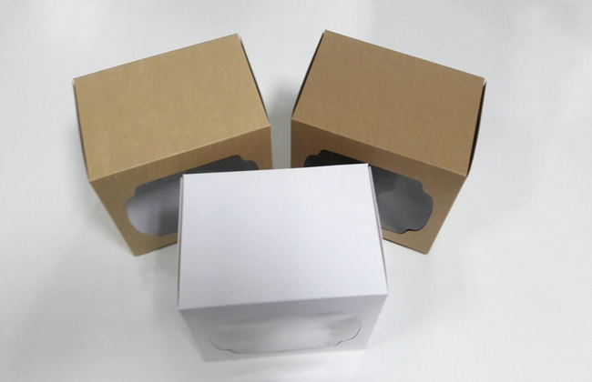 กล่องเค้ก 2 ชิ้น กล่องเค้ก กล่องขนม กล่องเบเกอรี่ กล่องคัพเค้ก สีคราฟท์หน้าขาวหลังน้ำตาล ขนาด 13x15.2x10 ซม. ราคา 170 บาท (20ใบ/แพ็ค)