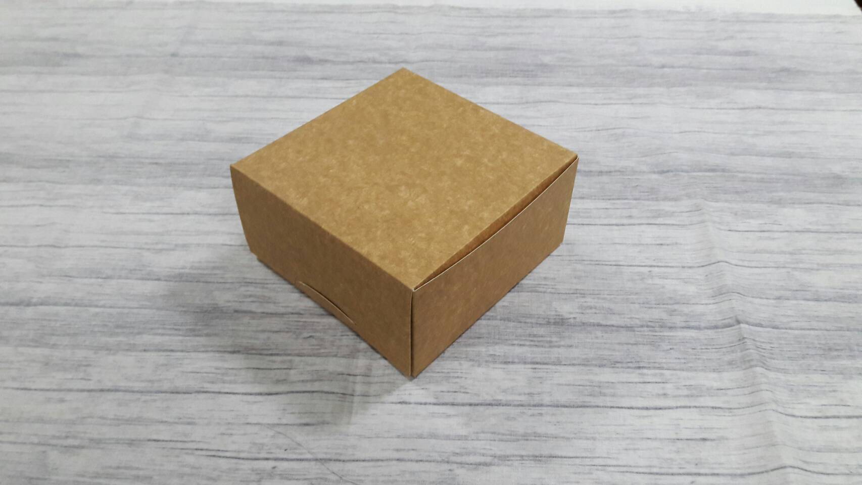 กล่องขนม กล่องสแน็ค Snack Box ขนาด 15.0x15.0x7.6 ซม.สีคราฟท์น้ำตาลอ่อน (CKB) (ฝาทึบ) กล่องคัพเค้ก 4 ชิ้น (แบบไม่มีฐานรอง) กล่องเค้กครึ่งปอนด์ ราคาแพ็คละ 150 บาท (รวม 20 ใบ)