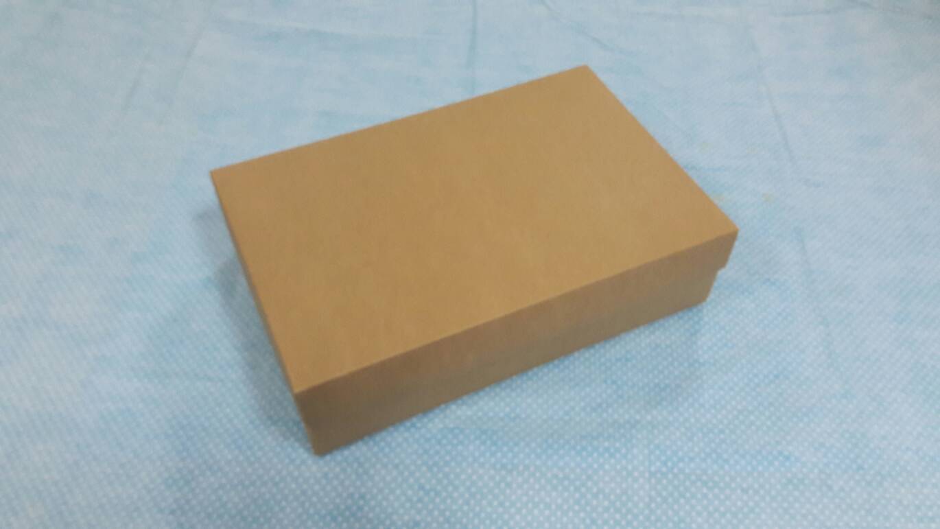 กล่องฝาครอบ กล่องของขวัญ กล่องแบบมีฝาครอบ กล่องอเนกประสงค์ ขนาด 22.0 x 34.0 x 9 cm. สีคราฟท์น้ำตาลเข้ม (แบบฝาทึบ) ราคา 785 บาท ต่อแพ็ค (20 ใบ)