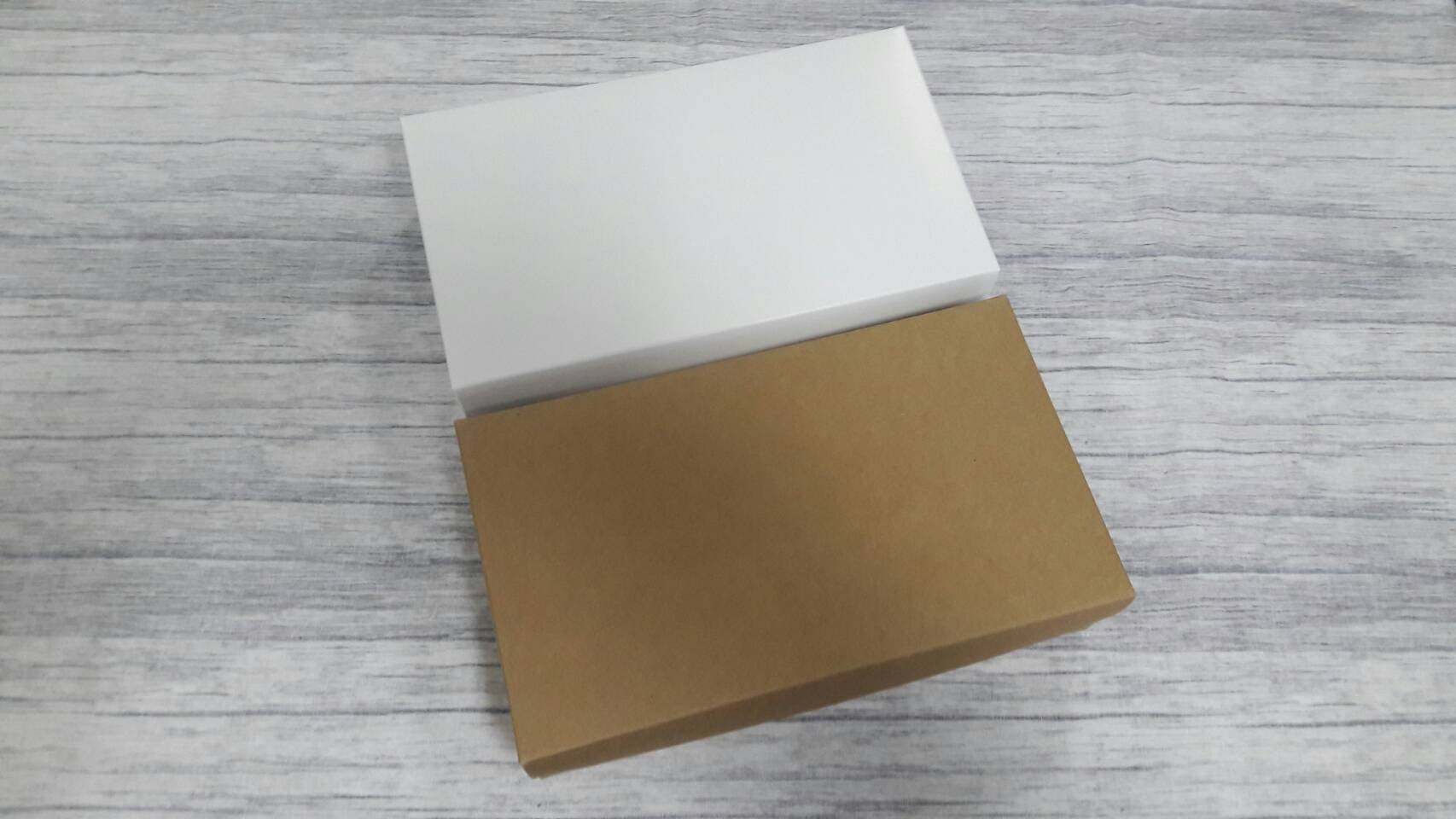 กล่องแบบฝาครอบ กล่องของขวัญ กล่องอเนกประสงค์ ขนาด 12.5 x 22.0 x 5.0 cm. สีขาว (แบบฝาทึบ) ราคา 325 บาท ต่อแพ็ค (20 ใบ)