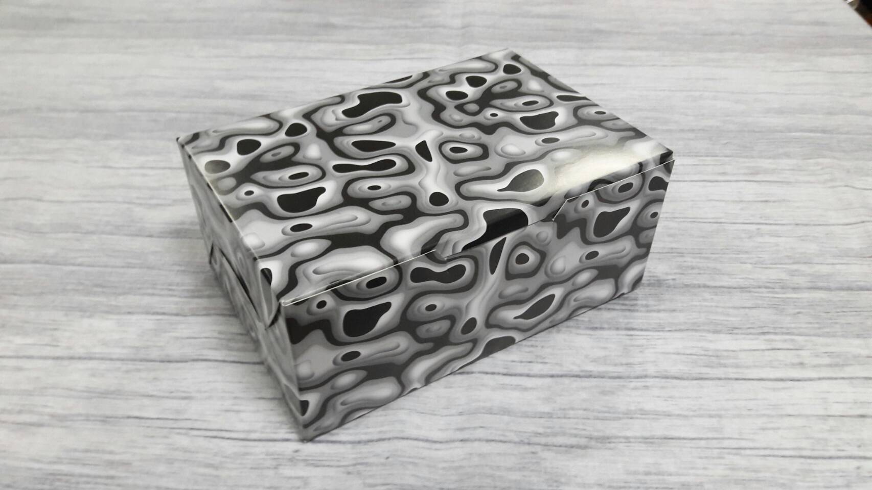 กล่องไม่มีหน้าต่าง (ฝาทึบ) 17.5x12.0x7.5 ซม.กล่องเค้ก กล่องคัพเค้ก กล่องขนม กล่องชิฟฟ่อน กล่องช้อคโกแล็ต กล่องคุ๊กกี้ ลายสีดำ-เทา ราคา 160 บาทต่อแพ็ค(20ใบ)