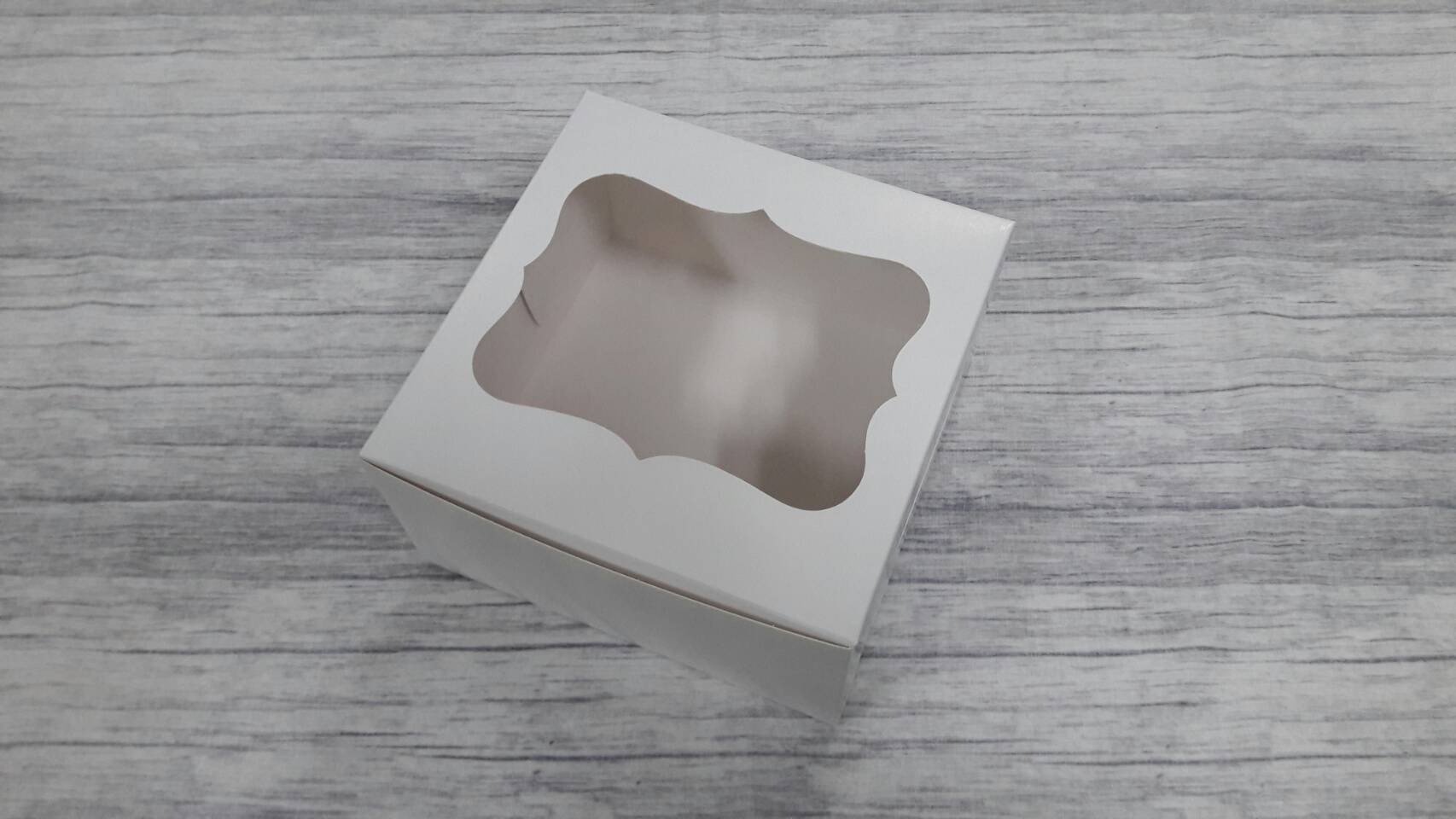 กล่องเค้กครึ่งปอนด์ กล่องคัพเค้ก 4 ชิ้น กล่องเค้ก กล่องขนม กล่องเบเกอรี่ สีขาว ขนาด 16.8x16.8x9 ซม.ราคา 220 บาทต่อแพ็ค (20ใบ)