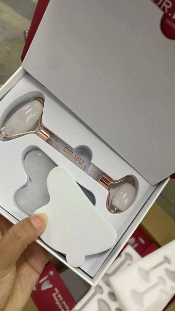 ผลิตตามออร์เดอร์เซทลูกกลิ้ง+กัวซาแผ่น V shape+โลโก้+สลักแบรนด์ (Make to Order Flip Cover Box+Facial Roller+Gua Sha Broad+Logo)