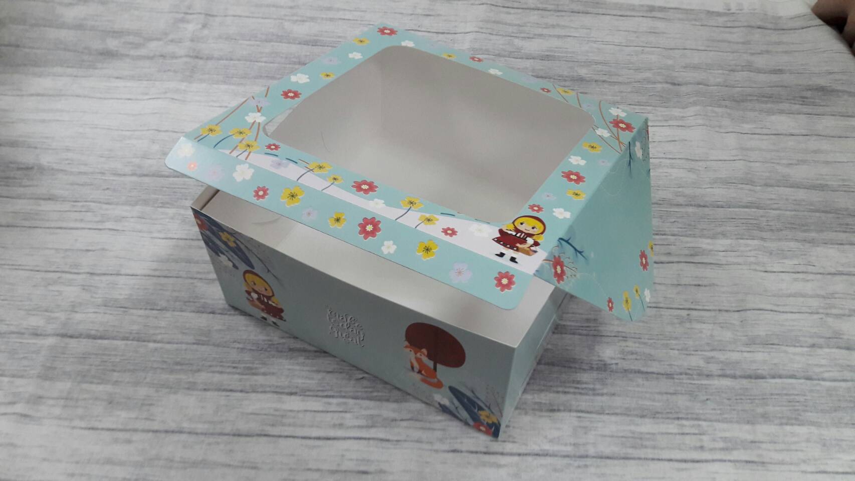 กล่องเค้ก กล่องเค้ก 1 ปอนด์ กล่องขนม กล่องเบเกอรี่ กล่องคัพเค้ก สีฟ้าลายหนูน้อยผมทอง (มีหน้าต่างพลาสติก) 20.5x20.5x10 ซม. ราคา 330 บาทต่อแพ็ค (20ใบ)