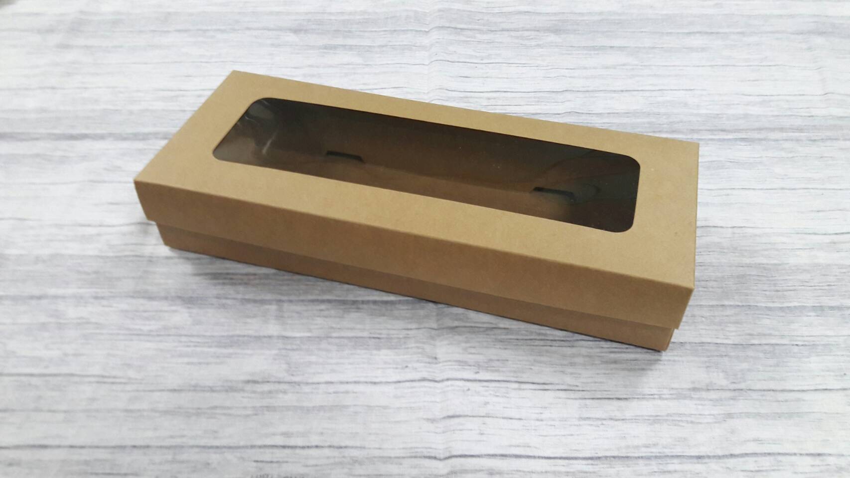 กล่องของขวัญ กล่องฝาครอบ กล่องขนม กล่องอเนกประสงค์ สีคราฟท์น้ำตาลเข้ม ขนาด 11 x 28.5 x 5 ซม. (หน้าต่างพลาสติก) ราคา 405 บาทต่อแพ็ค (20 ใบ)