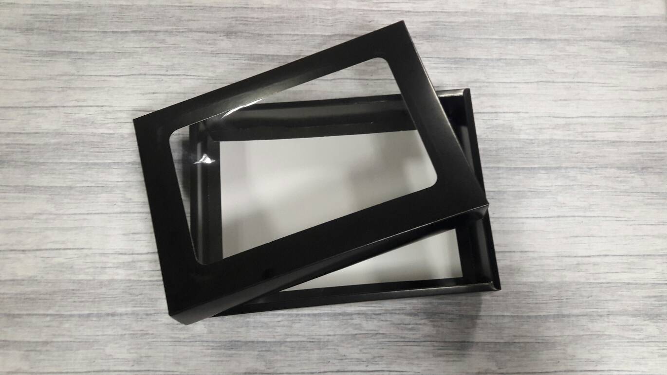 กล่องของขวัญ กล่องฝาครอบ กล่องของที่ระลึก กล่องอเนกประสงค์ กล่องของใช้ กล่องพวงมาลัย กล่องใส่ผ้าไหม ขนาด 19.6x27.2x5 ซม.สีดำ ราคา 530 บาท/20 ใบ