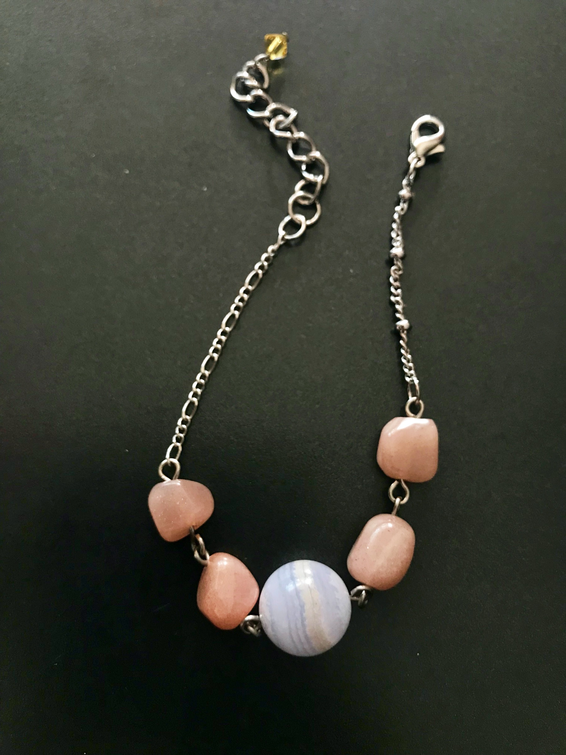 สร้อยข้อมือหินแท้ "Mini" Blue Lace Agate + Peach Moonstone Bracelet (เสริมพลังความมั่นใจ)