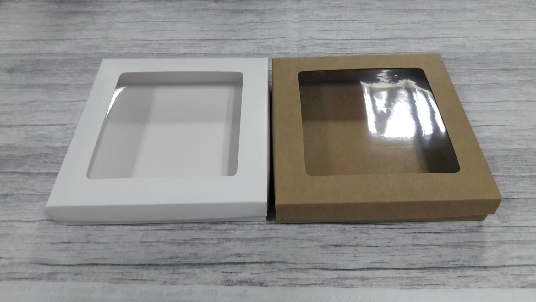 กล่องฝาครอบ กล่องของขวัญ กล่องอเนกประสงค์ ขนาด 16.8 x 18.0 x 3.0 cm. สีขาว (ฝาหน้าต่างพลาสติก) ราคา 330 บาท ต่อแพ็ค (20 ใบ)