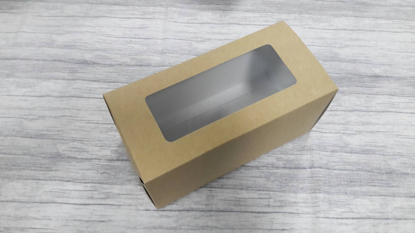 กล่องอเนกประสงค์ สีคราฟท์น้ำตาลอ่อน แบบทรงฝาปิดเปิด ท้ายก้นขัด กล่องของขวัญ กล่องเครื่องสำอางค์ ขนาด 11x11x22.7 ซม.(มีหน้าต่างพลาสติก) ราคา 315 บาทต่อแพ็ค(20 ใบ)