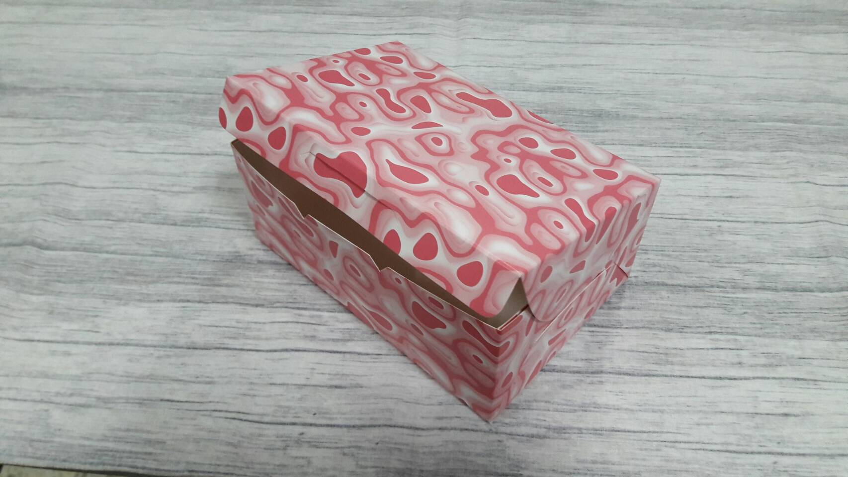 กล่องไม่มีหน้าต่าง (ฝาทึบ) 17.5x12.0x7.5 ซม.กล่องเค้ก กล่องคัพเค้ก กล่องขนม กล่องชิฟฟ่อน กล่องช้อคโกแล็ต กล่องคุ๊กกี้ ลายสีชมพู ราคา 160 บาทต่อแพ็ค(20ใบ)