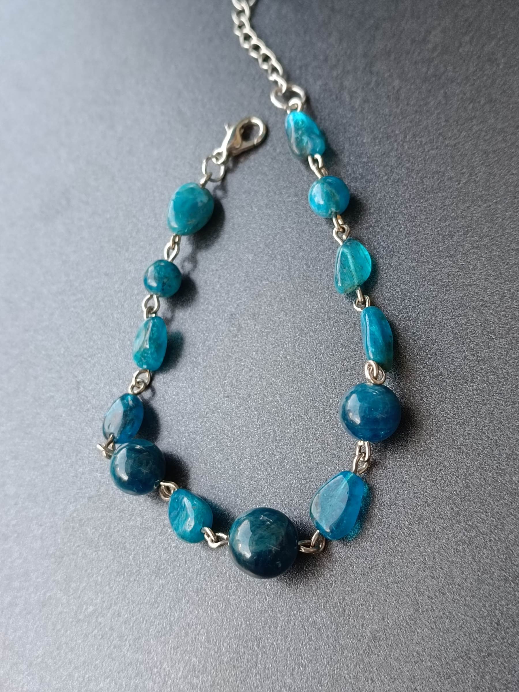 สร้อยข้อมือหินแท้ "Connected" Blue Apatite Bracelet ( For Success)