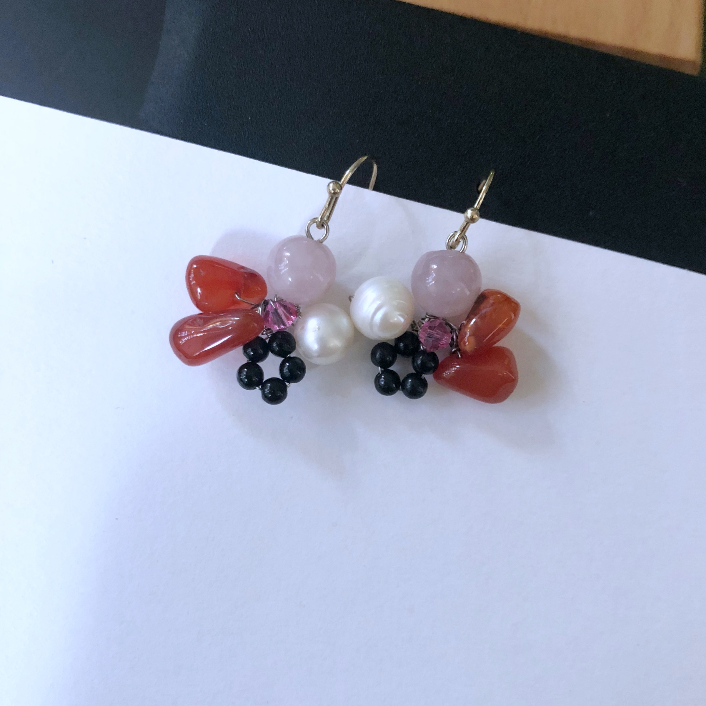 ต่างหูหินแท้ "Little Vivian" Rose Quartz Madagascar Earring (Manifest Love)