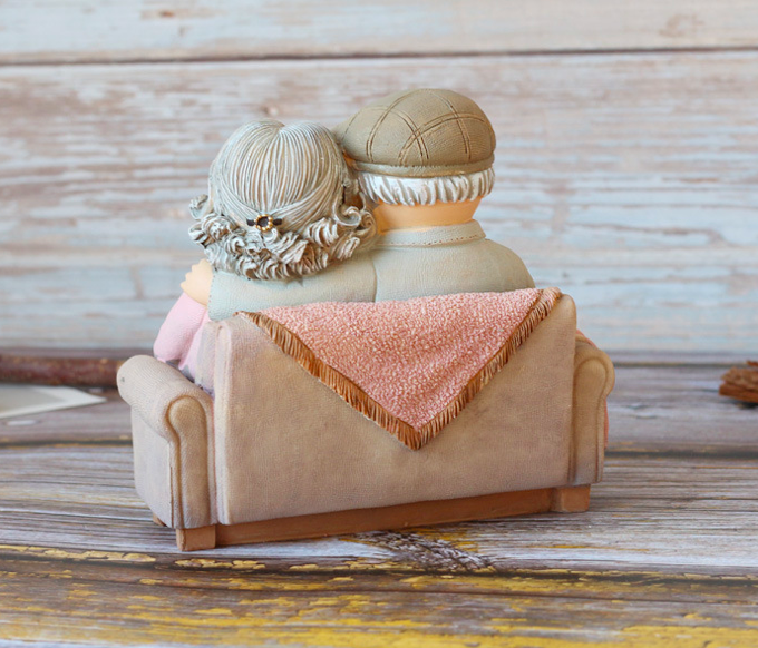 คุณตาคุณยาย นั่งดูภาพถ่ายตอนสมัยหนุ่มสาว บนโซฟาตัวโปรด