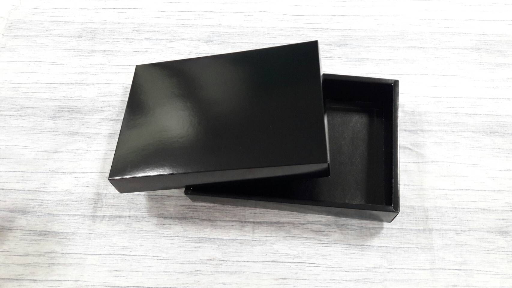 กล่องของขวัญ กล่องฝาครอบ กล่องของที่ระลึก กล่องอเนกประสงค์ กล่องของใช้ กล่องใส่ผ้าไหม ขนาด 19.6 x 27.2 x 5 ซม.สีดำ เคลือบอาบเงา (แบบฝาทึบ) ราคา 505 บาทต่อแพ็ค(20 ใบ)