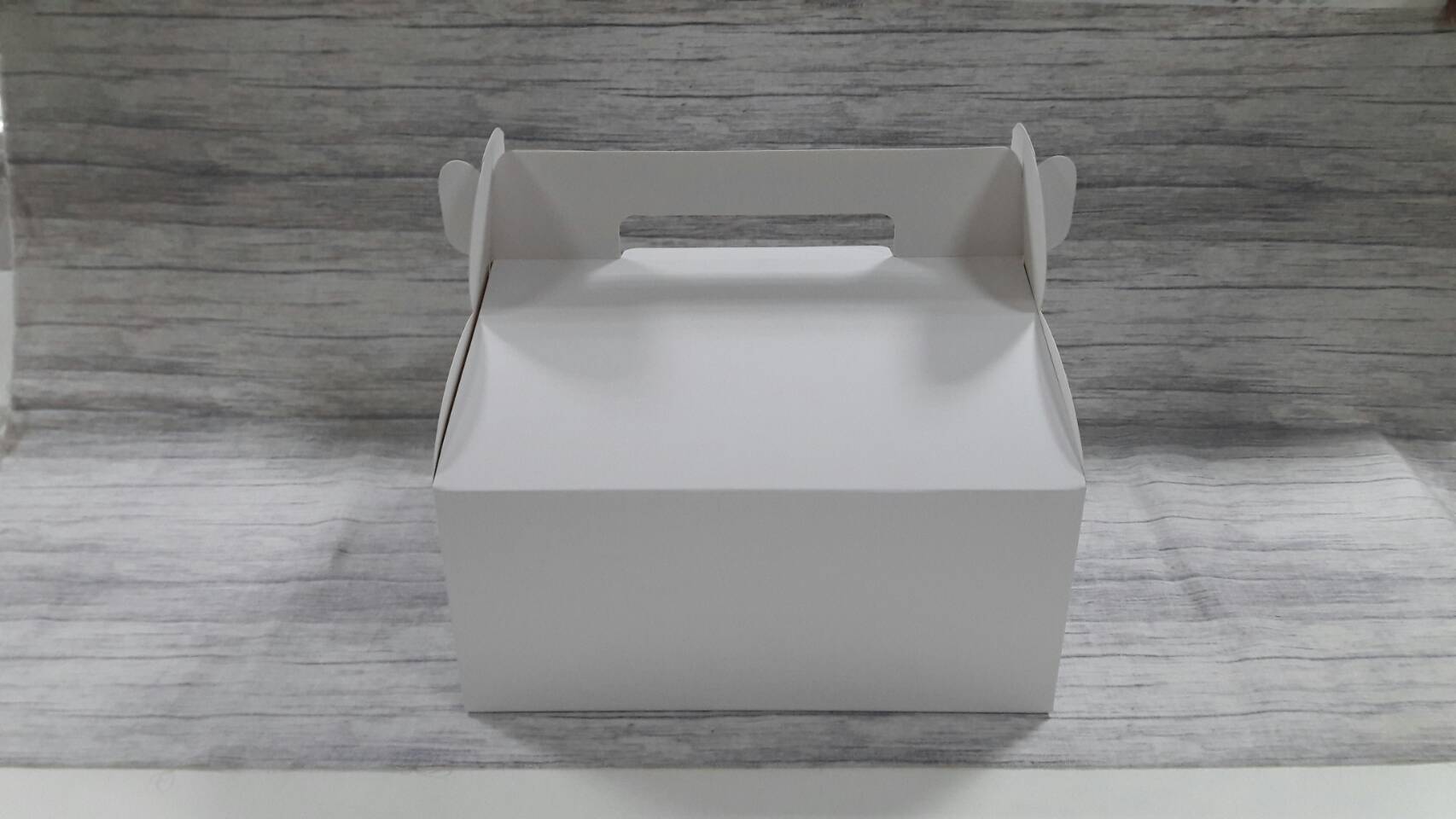 กล่องหูหิ้ว กล่องเค้ก 2-3 ปอนด์ กล่องเค้กทรงสูง กล่องเค้ก กล่องขนม กล่องอเนกประสงค์ สีขาว ขนาด 22 x 26 x สูง 12.0 ซม. ราคา 605 บาทต่อแพ็ค(20ใบ)