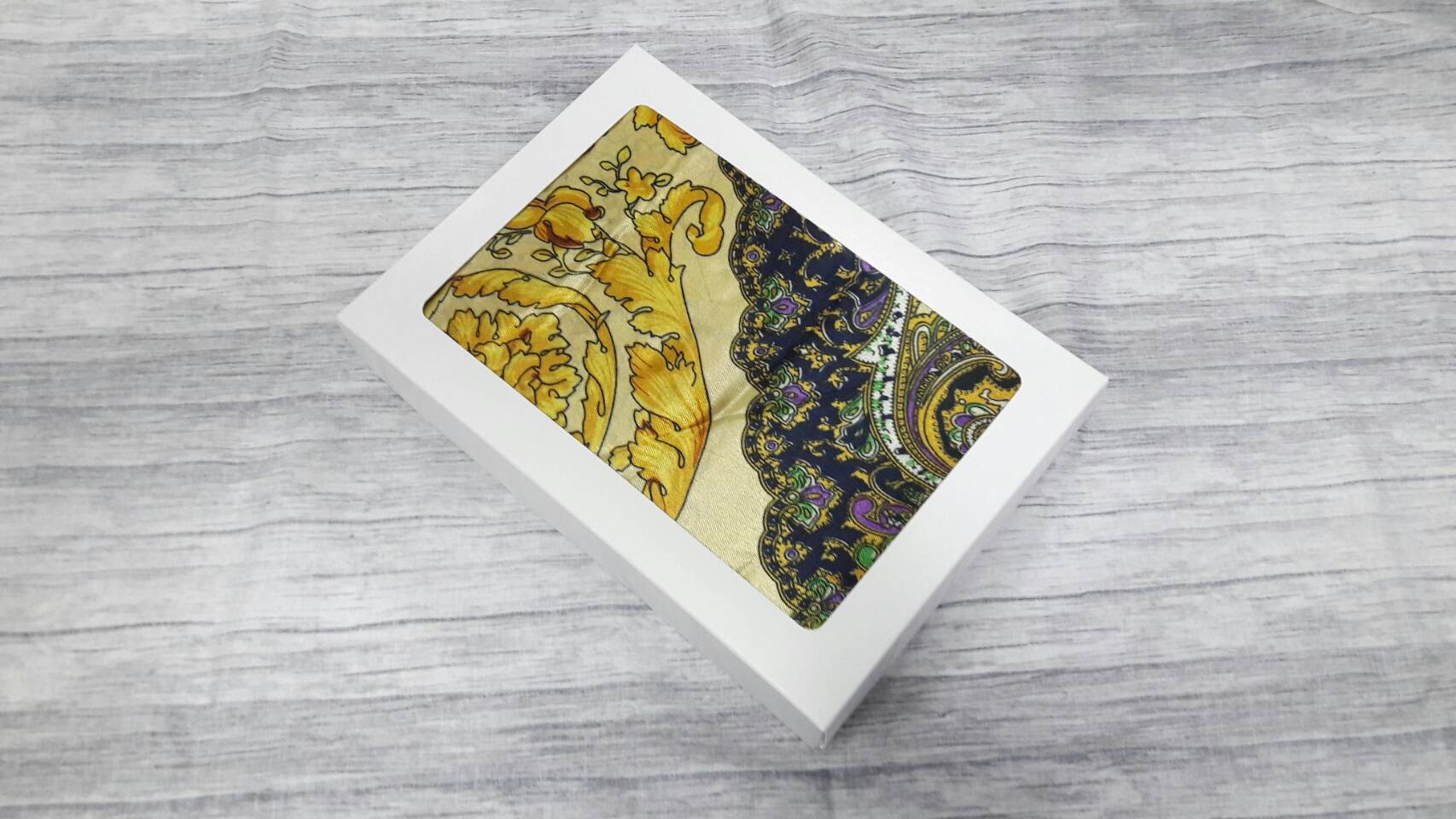 กล่องของขวัญ กล่องของที่ระลึก กล่องฝาครอบ กล่องอเนกประสงค์ กล่องของใช้ กล่องใส่ข้าวสาร กล่องหน้าต่างพลาสติก สีขาว ขนาด 16.2x22.5x4.5 ซม. ราคา 405 บาทต่อแพ็ค (20 ใบ)