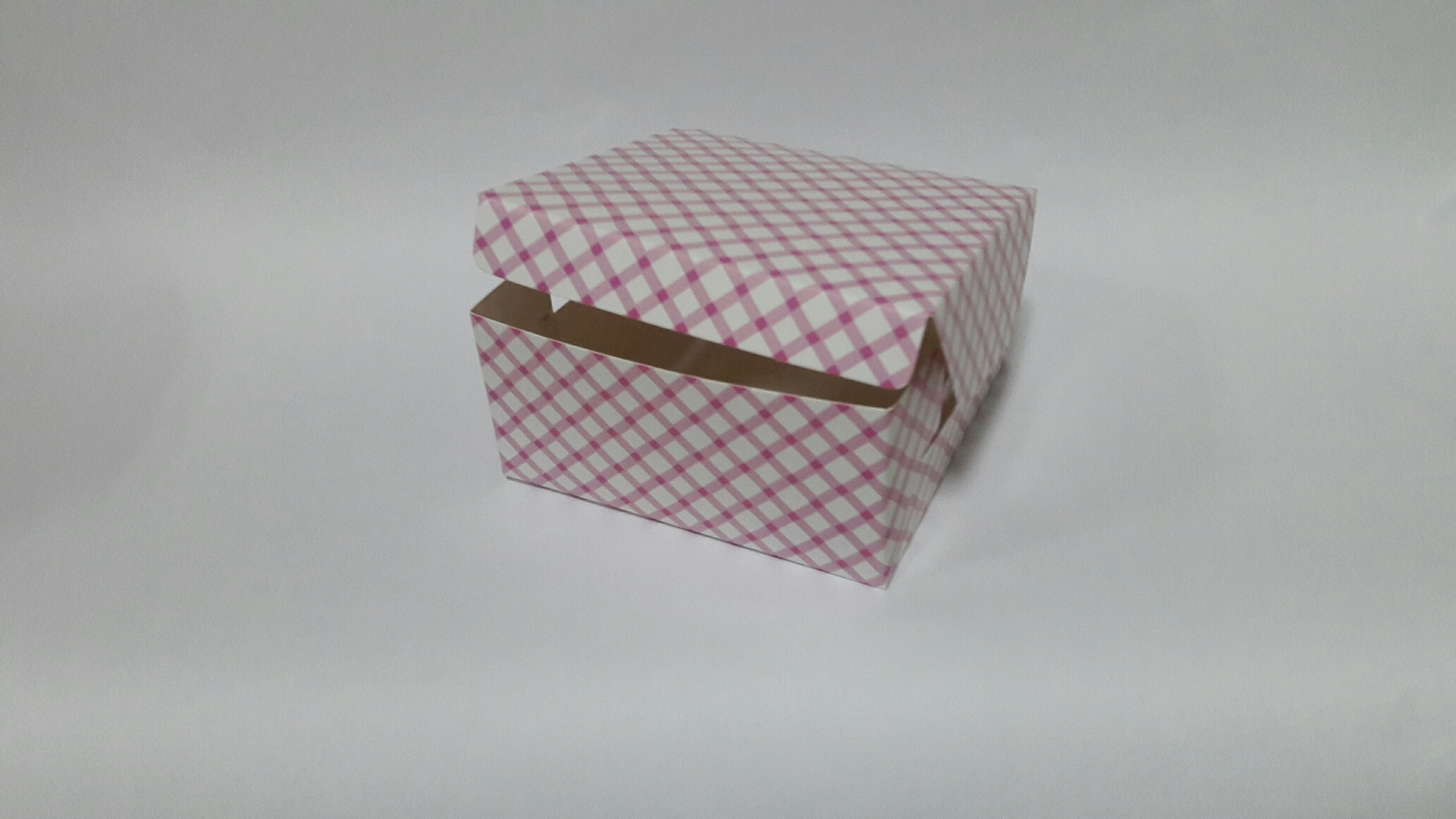 กล่องสแน็ค กล่องอาหารว่าง สีชมพูลายสก๊อต กว้าง 12.7 x ยาว12.7 x สูง 6.5 ซม. ราคา 95 บาทต่อแพ็ค (20 ใบ)