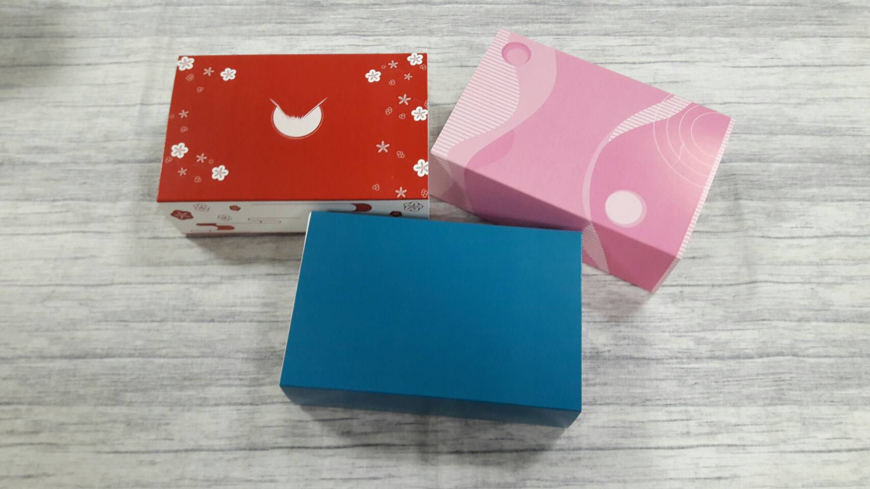 กล่องสไลด์ กล่องของขวัญ กล่องของที่ระลึก กล่องอเนกประสงค์ กล่องแบบฝาสไลด์ สี teal blue color (สีฟ้านกเป็ดน้ำ) ขนาด 11.4 x 17.4 x5.0 ซม. ราคา 340 บาท (20 ใบ ต่อแพ็ค)