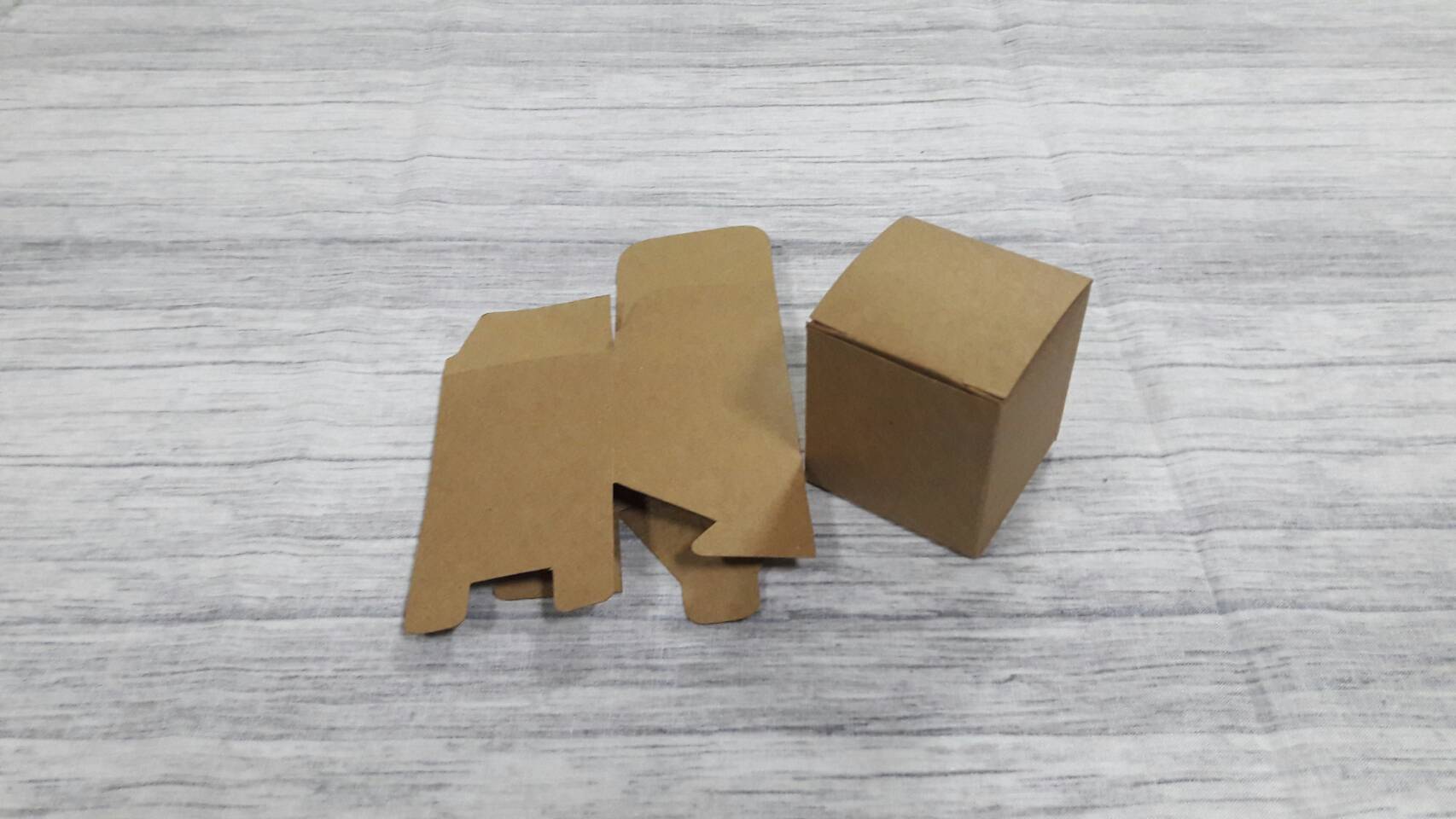 กล่องเอนกประสงค์ แบบทรงฝาปิดเปิด ท้ายก้นขัด กล่องของขวัญ กล่องเครื่องสำอางค์ ขนาด สีคราฟท์น้ำตาลเข้ม ขนาด 5x5x5.5 ซม.ราคา 190 บาทต่อแพ็ค(50 ใบ) กระดาษหนา 225 แกรม