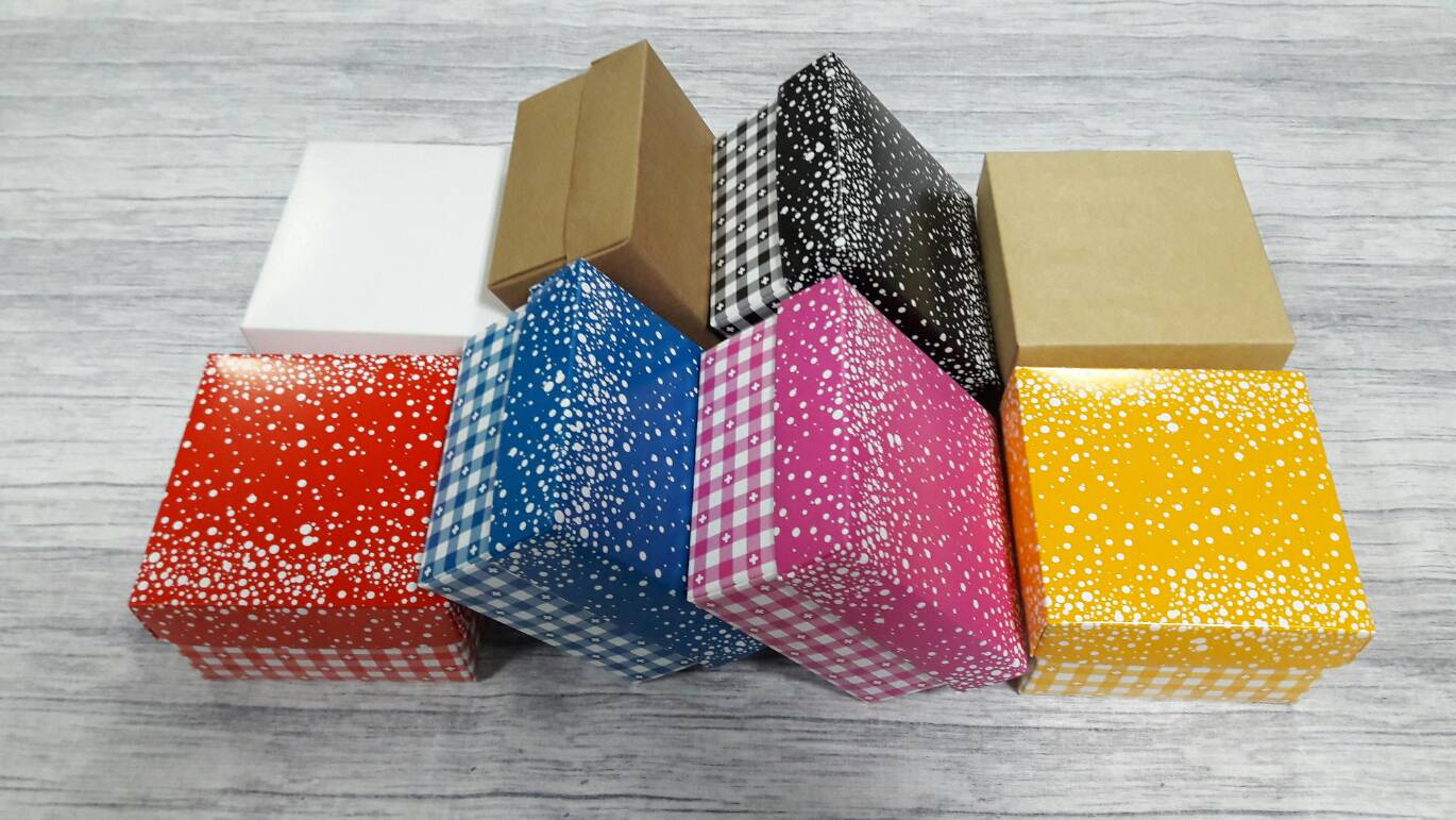 กล่องของขวัญ กล่องฝาครอบ ขนาด 9*9*5.7 ซม.กล่องของที่ระลึก กล่องอเนกประสงค์ กล่องของใช้ กล่องใส่ผ้าไหม สีน้ำเงินคราม ราคา 265 บาท/20 ใบ