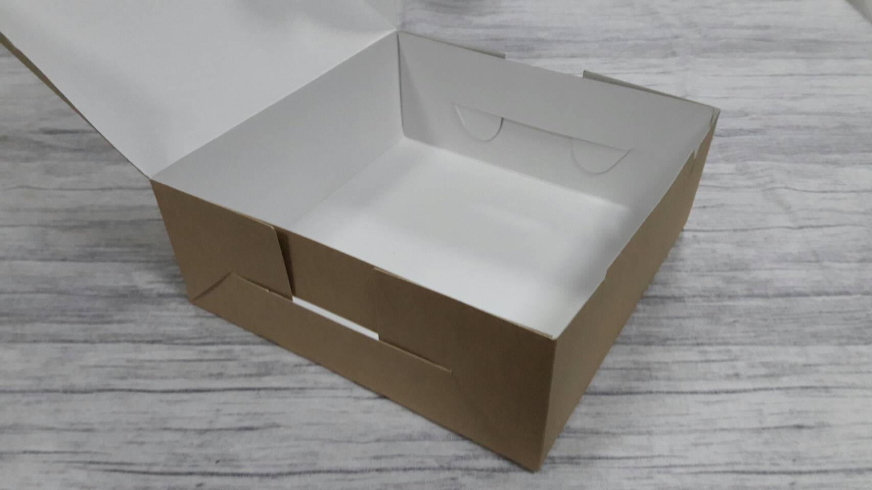 กล่องขนม กล่องเค้ก กล่องคัพเค้ก กล่องบราวนี่ กล่องชิฟฟ่อน กล่องช้อคโกแล็ต กล่องคุ๊กกี้ กล่องสแน็ค สีคราฟท์น้ำตาลอ่อน 18x18x7 ซม. ราคา 200 บาท ต่อแพ็ค (20ใบ)