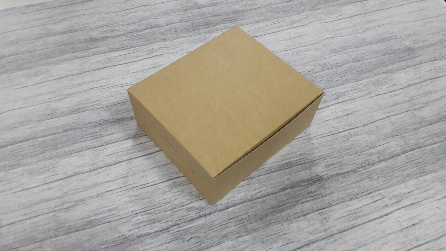 กล่องบราวนี่ กล่องชิฟฟ่อน กล่องขนม Snack Box กล่องสแน็ค กล่องอาหารว่าง ขนาด 14 x 16 x 6.5 ซม.สีคราฟท์น้ำตาลอ่อน ราคา 145 บาท (20ใบ/แพ็ค)
