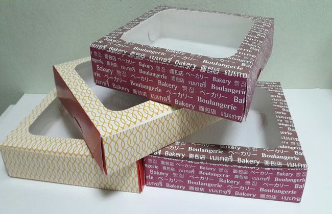 กล่องบราวนี่ กล่องชิฟฟ่อน กล่องเค้กครึ่งปอนด์ กล่องทร์ตไข่ กล่องขนมเปี๊ยะ กล่องพาย ลายทวิส กว้าง 20.0 x ยาว 20.0 x สูง 5.0 ซม. ราคา 205 บาท ต่อแพ็ค (20ใบ)