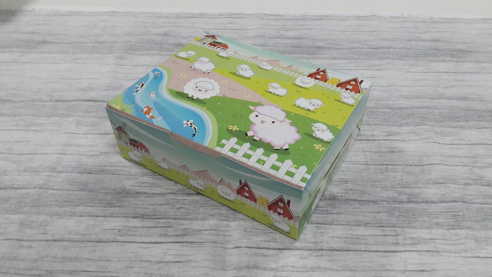 กล่องขนม กล่องเค้ก กล่องคัพเค้ก กล่องบราวนี่ กล่องชิฟฟ่อน กล่องสแน็ค ขนาด 17.5x22.0x7.4 ซม. สีลายน้องมุก(แกะชมพู) แบบฝาทึบ ราคา 230 บาท(ต่อแพ็ค20ใบ)