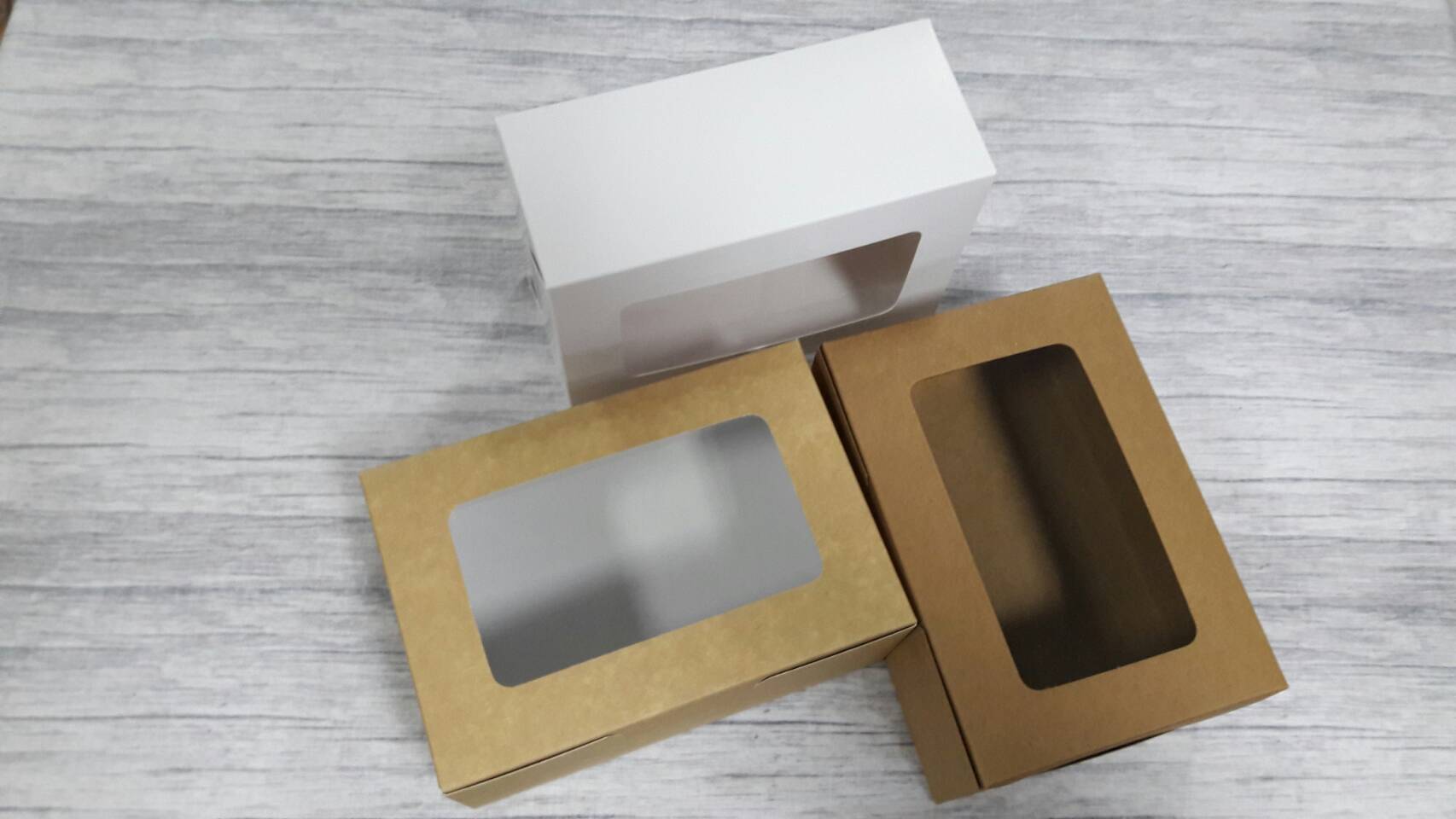 กล่องขนม กล่องเค้ก กล่องคัพเค้ก กล่องชิฟฟ่อน กล่องช้อคโกแล็ต กล่องคุ๊กกี้ขนาด 12.0x17.5x7.5 ซม.สีคราฟท์น้ำตาลอ่อน แบบมีหน้าต่างพลาสติก ราคา 175 บาทต่อแพ็ค(20 ใบ)