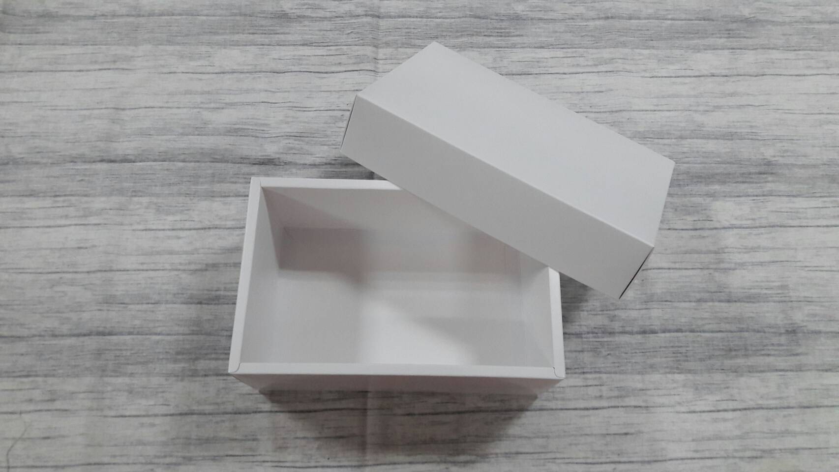 กล่องฝาครอบ กล่องของขวัญ กล่องอเนกประสงค์ ขนาด 14x22x8.5 ซม.สีขาว (แบบฝาทึบ) ราคา 495 บาท ต่อแพ็ค (20 ใบ)