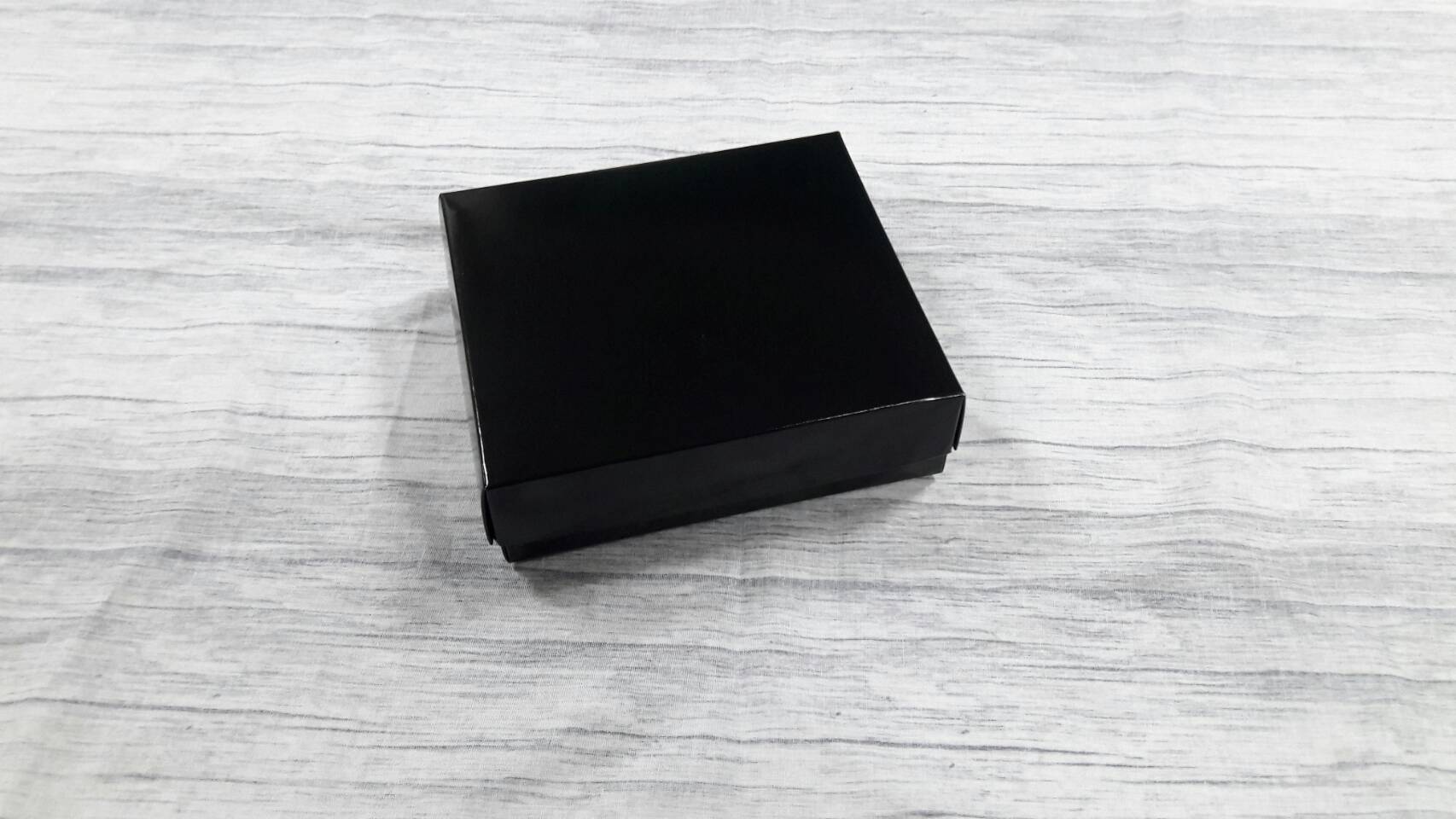 กล่องของขวัญ กล่องฝาครอบ กล่องของที่ระลึก กล่องอเนกประสงค์ กล่องของใช้ กล่องใส่ผ้าไหม สีดำ ขนาด 13x14.5x4 ซม.เคลือบอาบเงา (ฝาทึบ) ราคา 300 บาทต่อแพ็ค (20 ใบ)