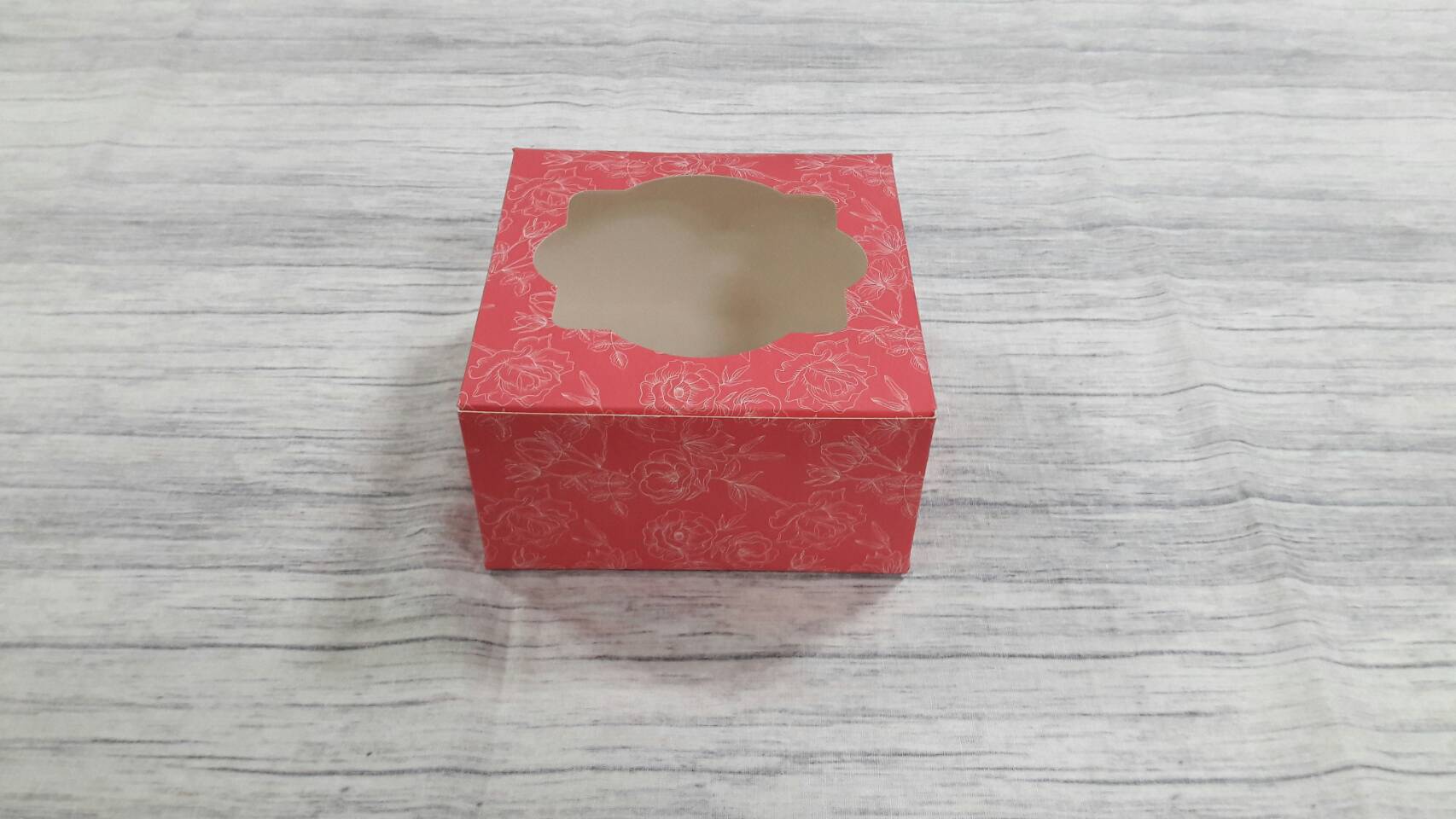 กล่องเค้กชิ้น กล่องเค้กครึ่งปอนด์ กล่องคัพเค้ก 4 ชิ้น(ไม่มีฐานรอง) กล่องขนม ลายดอกไม้ ขนาด 12.8 x 12.8 x 7.0 ซม.ราคา 150 บาทต่อแพ็ค (20ใบ)