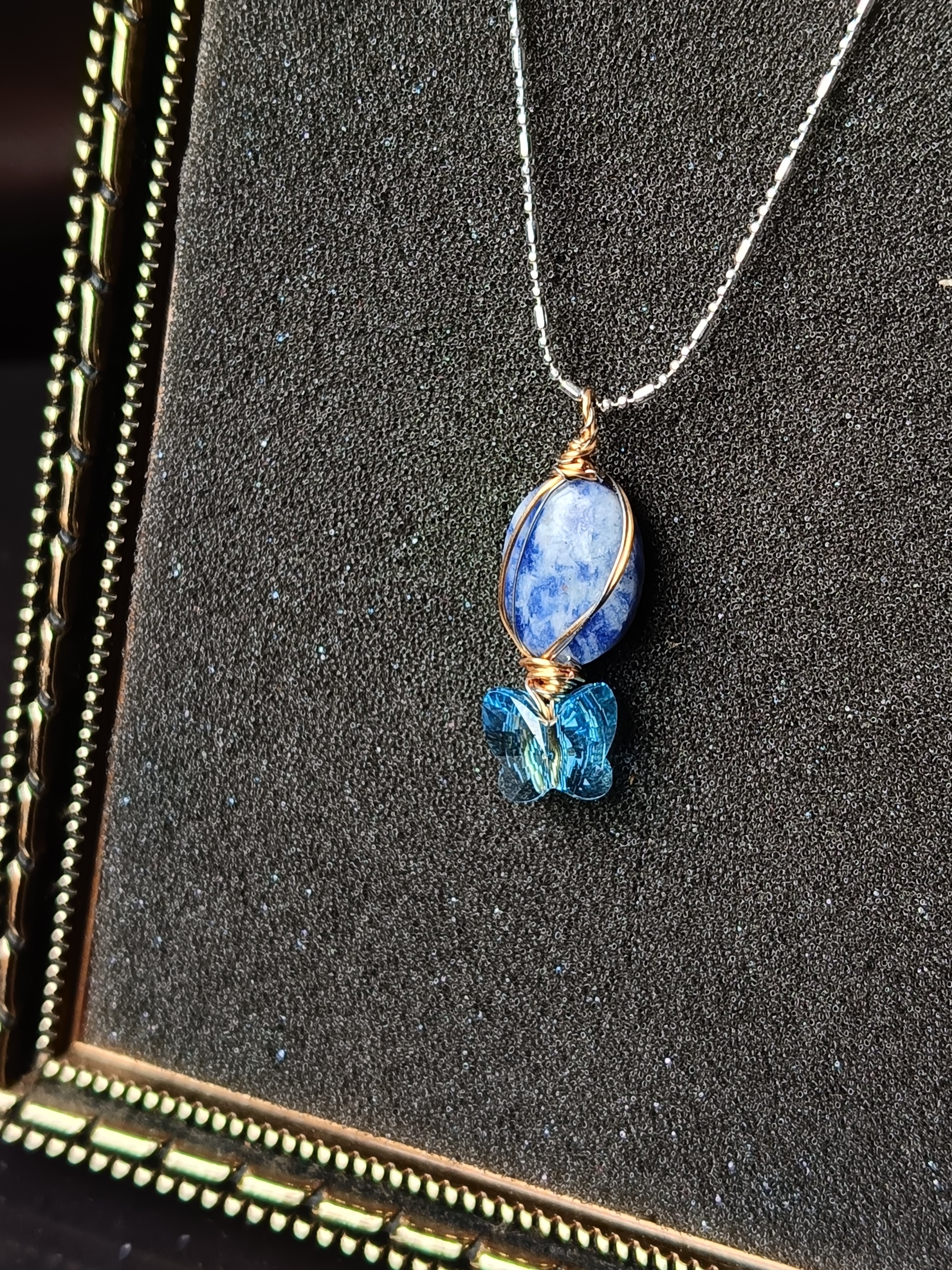 สร้อยจี้หินแท้ Sodalite + Butterfly Pendant Pendant Necklace (เสริมพลังสติ สมาธิ การสื่อสาร)